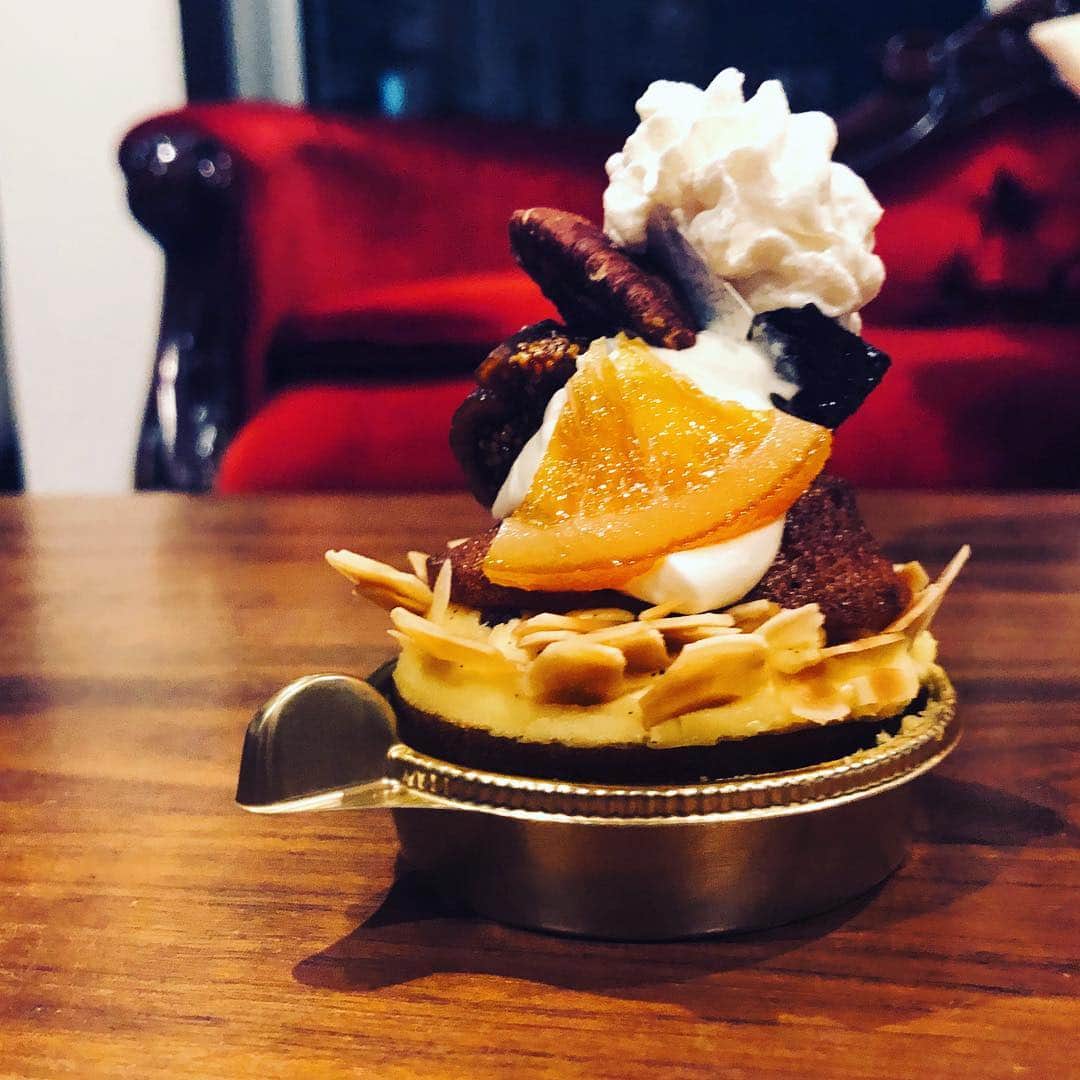 のインスタグラム：「なんか知らないけど平成終わるのが今日とか勘違いしてて、謎にケーキでお祝いしようとしてたwエイプリルフールって明日だしw完全にやっちゃった系wどーしよ明日何嘘つこw  #エイプリルフール #ありがとう平成時代 #いやまだ一ヶ月あるし #平成元年生まれ組 #ELISA」