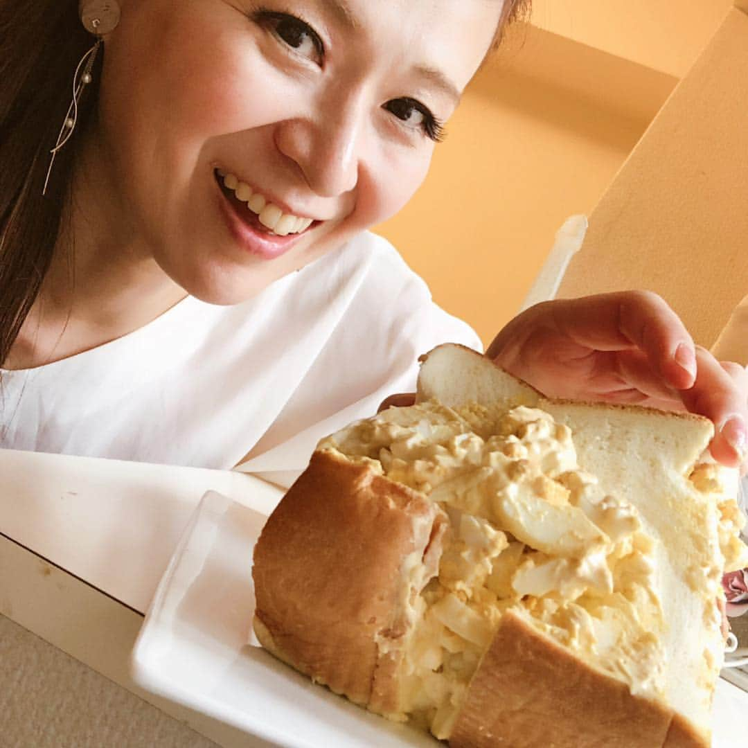 里井真由美さんのインスタグラム写真 - (里井真由美Instagram)「タマゴサンド！ 東銀座「アメリカン」の名物サンド ・ ・ パンがふかふか柔らかく、たまごが これでもかぁぁぁと入ってるん。 ・ ・ しかもこれ、２つセットが1人前で、お値段も500円とお値打ち ・ ・ よく見るとパンの横にちょっと型がついてますが、 ・ ・ →2枚め 手で持ったら指跡がつくほど パンがふかふか〜〜😊⭕️ ・ ・ 私の中で、栄養偏ってるかなぁとか、食べると太りそうな〜 なんて考えつつも、おいしくておいしくて完食しちゃう😆♥️💓 ・ ・ 3/31 BS日テレ「罪悪めし」にテレビ出演し、私の「大好きな罪悪めし」としてご紹介させて頂きました♪ ・ ・ #タマゴサンド#東銀座アメリカン#パン#たまご#食パン#ふかふか#たまごさんど #1級フードアナリスト里井真由美 #罪悪めし#矛盾グルメ#BS日テレ」3月31日 21時14分 - mayumi.satoi