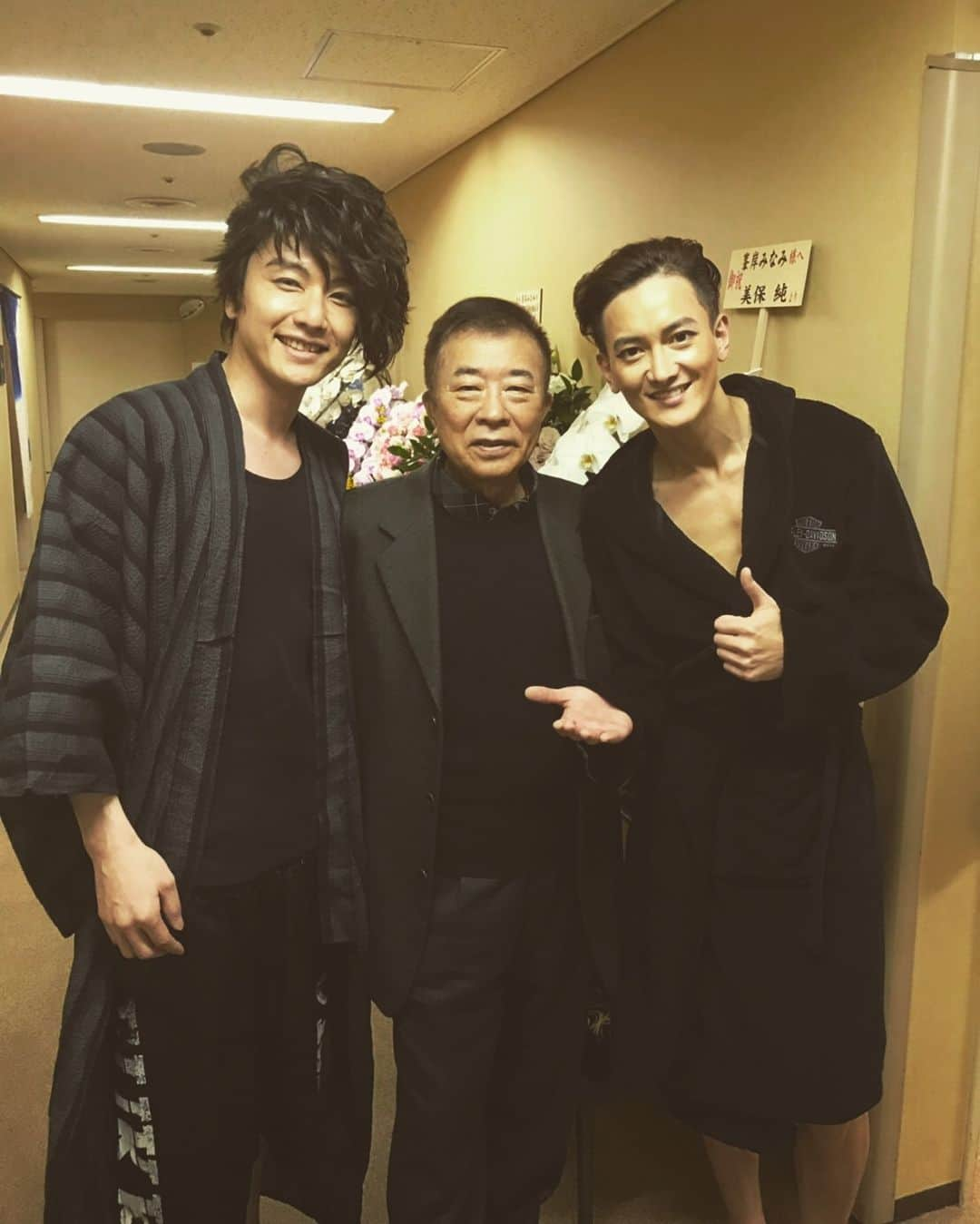 グァンス さんのインスタグラム写真 - (グァンス Instagram)「#明治座 #舞台 #ふたり阿国 3日目 2回公演、昼も夜も！今日沢山来てくれて、ありがとう！来れなかった #MILKY 応援、サンキュー！来ていただいた、全ての観客の皆さん、ありがとうございました！全ての演者の皆さん、スタッフの皆さん、@meijiza_theater @meijiza_okuni 関係者の皆さん、お疲れ様でした！今日、サプライズで、尾木社長が、見に来てくださって、蜘蛛の実は一番兄貴！二蔵役の細貝くんと！@kei_hsgi1010 3SHOT!! いつも、ありがとうございます！社長が皆んなからの沢山の花を見て、”こんなに沢山支えてくれてるミルキーの皆さんのために頑張れよ！”と！^_^ 仰った通り、千秋楽までグァンばります。^_^ p.s:昼休憩の時、蜘蛛の本当は、俺と同い年！権蔵役の雄一郎くんが @yuichiro_hirata 休憩の時にカレーを作ってくれました！うめぇー」3月31日 21時16分 - kwangsamak