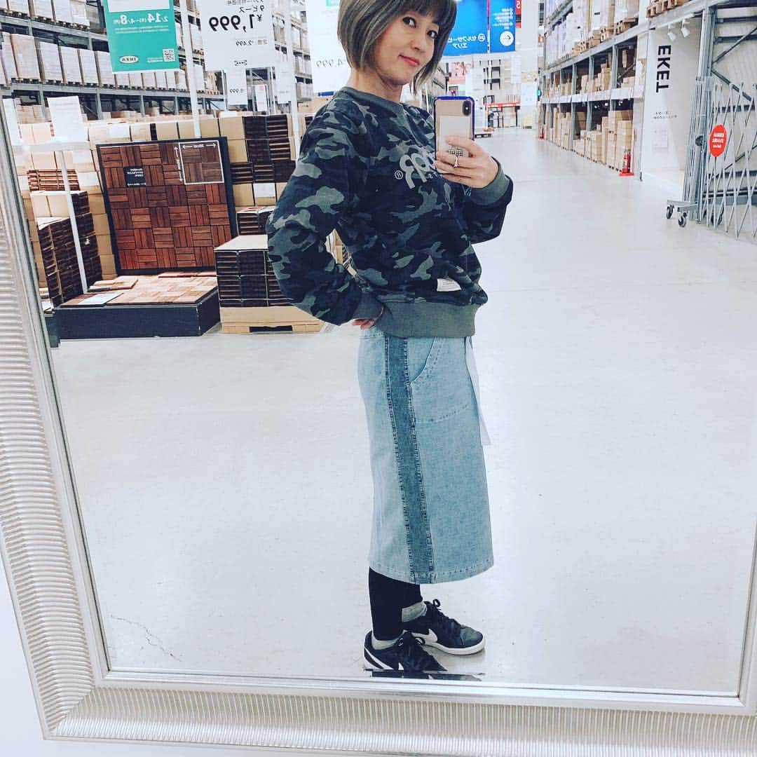 橋本志穂さんのインスタグラム写真 - (橋本志穂Instagram)「IKEAへー。 お友達のお嬢さんの新生活が始まるので、あれこれ 買い物に付き合いました。 大きな鏡に映る私、 しまむらで500円で買ったトレーナーと 900円で買ったスカート。 しまらーでIKEAって見ました。」3月31日 21時17分 - shihohashimoto3