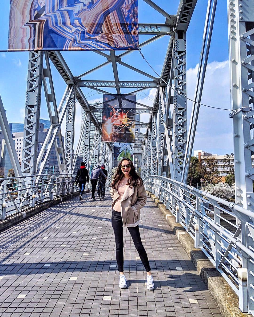 シャウラさんのインスタグラム写真 - (シャウラInstagram)「Spent the day eating, walking, bowling and eating. 😂 Tennozu bridge was beautiful today.  今日は1日食べて、歩いて、ボーリングして、また食べた。天王洲アイルふれあい橋。 #tokyo #bridge #ootd」3月31日 21時17分 - shaula_vogue