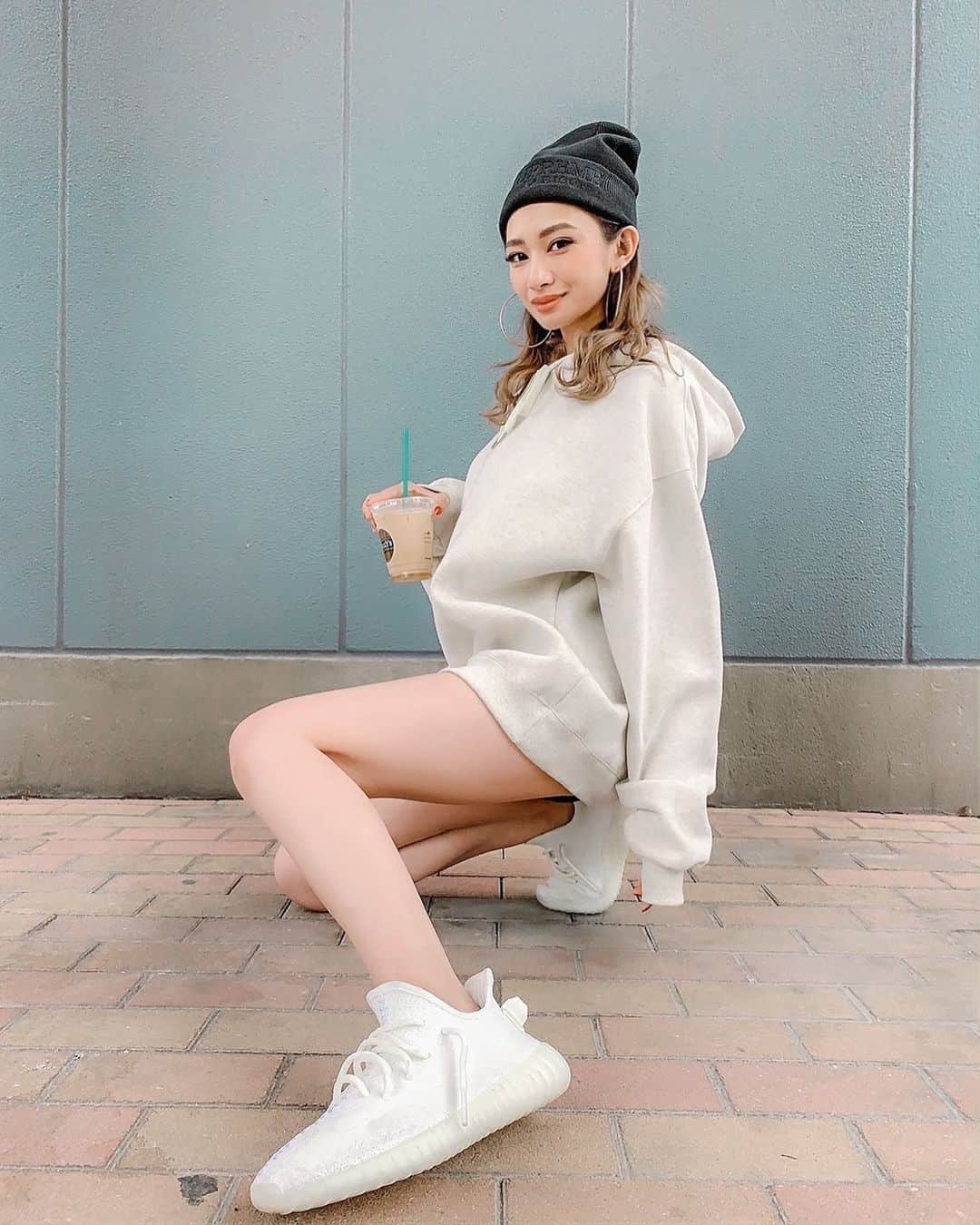 新井ニーニャのインスタグラム：「. . この間買ったばかりの ビーニー ❤️ @supremenewyork . 一目惚れした パーカー ❤️ @searoomlynn_shop . ずっと狙っててやっと手に入れた イージー 👟 @yeezyboostoffical . . . お気に入りコーデ🤤❤️」