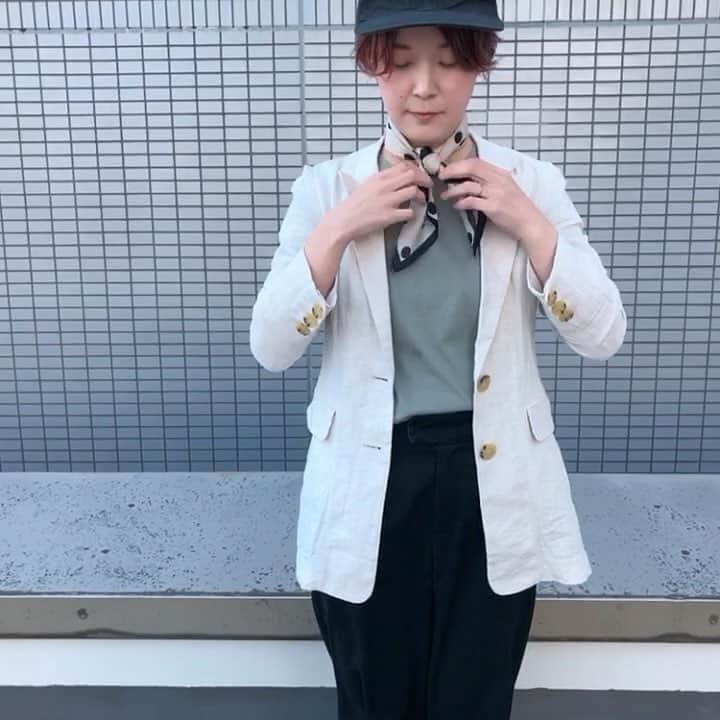 のインスタグラム：「⚪︎ 【スカーフの結び方①】 首元で2回結ぶだけの簡単アレンジ。 初めてでも挑戦しやすいかも☺️ 左右の長さは揃えなくてもかわいいです！ ・ ただいまスカーフは大人気のため 欠品が多くなっております。 再入荷までもう少々お待ちくださいませ◎ ・ ・ #カオリノモリスカーフアレンジ #カオリノモリ #kaorinomori #スカーフ #スカーフアレンジ #スカーフ巻き方 #スカーフコーデ #ドット柄スカーフ #巻き方講座 #scarf #fashion #coordinate #cap」
