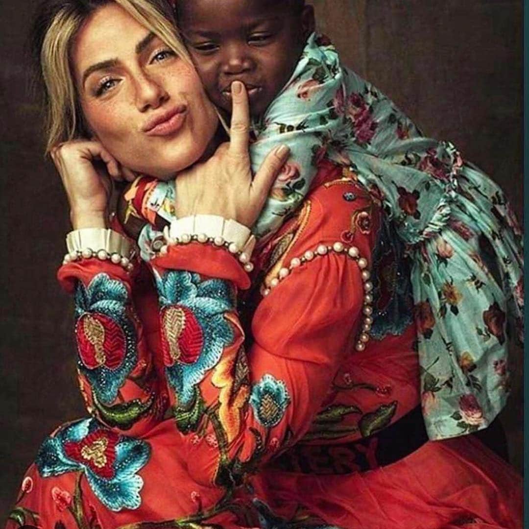アズニさんのインスタグラム写真 - (アズニInstagram)「Just love this image of @gio_ewbank and her daughter. Sums up the best of mummy love ... so precious, so valuable. Happy Mother’s Day!」3月31日 21時18分 - azunilondon