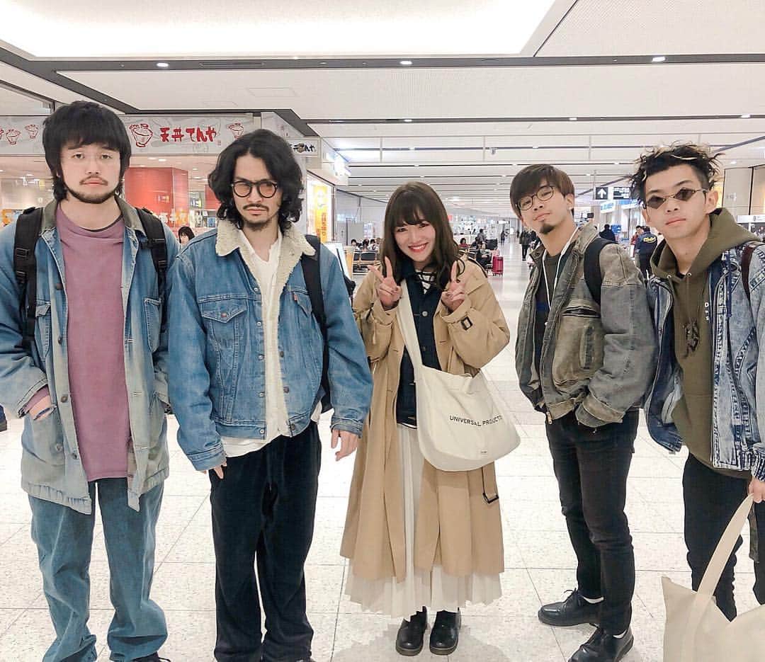 のインスタグラム：「ㅤㅤㅤㅤㅤㅤㅤㅤㅤㅤㅤㅤㅤ ㅤㅤㅤㅤㅤㅤㅤㅤㅤㅤㅤㅤㅤ 北海道旅行の思い出 ㅤㅤㅤㅤㅤㅤㅤㅤㅤㅤㅤㅤㅤ 完全にこの記憶しかないです。 まさかのKing Gnuさんと 行きの飛行機一緒でした、 話しかけれなかったけど 大好きなこと知ってた母が 声かけてくれました、、 ㅤㅤㅤㅤㅤㅤㅤㅤㅤㅤㅤㅤㅤ 長くなるので書かないけど、 みなさん本当に優しくて さらに好きになりました。 ㅤㅤㅤㅤㅤㅤㅤㅤㅤㅤㅤㅤㅤ ありがとうございました（ ; ; ）❤︎ ㅤㅤㅤㅤㅤㅤㅤㅤㅤㅤㅤㅤㅤ #kinggnu」