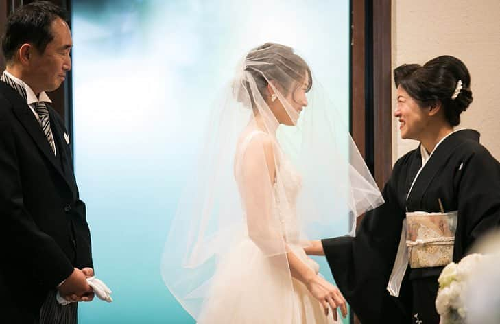 プレ花嫁の結婚式準備アプリ♡ -ウェディングニュースさんのインスタグラム写真 - (プレ花嫁の結婚式準備アプリ♡ -ウェディングニュースInstagram)「お母さんの深い愛を感じるとっても素敵な #ウェディングフォト 😭❤ * * こちらのお写真は #フォトグラファー の  @hassyphotography さんからリグラムさせいただきました🌟ありがとうございました😊✨ * * #挙式 での大切なセレモニー #ベールダウン 👰🏻💕 * 涙する花嫁さんを精一杯の笑顔で見送るお母さん💓 * 『泣かないで』『ほら、笑って』『幸せになってね』そんな温かい言葉をかけているのかなと想像出来る素敵ウェディングフォトですよね😊💕 * そして、花嫁さんが #お父さん と #バージンロード を歩き始めた時、溢れるお母さんの気持ちと涙😢💓 * 見送るまでの笑顔とそのあとの表情からお母さんの深い愛を感じますよね😭💓 * 心が温まるとっても感動的なウェディングフォト💓 * みなさんもぜひこんな風に大切な瞬間を思い出に残してみてはいかがでしょうか❤ * * 是非スワイプしてみてくださいね🌸 * * * ＼📷投稿お待ちしています／ * 花嫁はもちろん、業者さんも大歓迎✨ アナタのお写真をご紹介してもOKという方は、ぜひ #ウェディングニュース にお写真を投稿してください💕 * * ⬇︎関連アカウント⬇︎ * 💒式場検索 【 @weddingnews_concierge 】 👰マイレポ花嫁 【 @weddingnews_brides 】 * * その他、編集部からの連絡専用 @weddingnews_contact や、スタッフ個人の連絡用として @WN_xxxx（xxxは個人名）があります💕 * ………………………………………… ❤️WeddingNewsとは？ * * 花嫁のリアルな”声”から生まれた 花嫁支持率No1✨スマホアプリです📱💕 * * 🌸知りたい… #結婚式準備 に役立つ記事を毎日150件配信中♩ * 🌸見たい… インスタの #ウェディング 系投稿TOP100が毎日チェックできる＊IG画像の複数ワード検索も可♩ * 🌸叶えたい… #結婚式 関連の予約サイトが大集合♩ * 🌸伝えたい… 自分の結婚式レポ『マイレポ』が簡単に作れる♩先輩花嫁のレポが読める♩ * * @weddingnews_editor のURLからDLしてね✨ * * * #花嫁 #ウエディング #プレ花嫁 #プレ花嫁準備 #結婚  #感動 #2019秋婚 #感謝 #結婚式演出 #ベール #フォトウェディング #幸せ #チャペル #ありがとう #日本中のプレ花嫁さんと繋がりたい #家族 #笑顔 #ウェディングレポ #お母さん」3月31日 21時19分 - weddingnews_editor