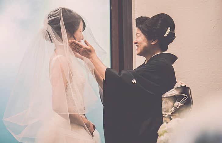 プレ花嫁の結婚式準備アプリ♡ -ウェディングニュースさんのインスタグラム写真 - (プレ花嫁の結婚式準備アプリ♡ -ウェディングニュースInstagram)「お母さんの深い愛を感じるとっても素敵な #ウェディングフォト 😭❤ * * こちらのお写真は #フォトグラファー の  @hassyphotography さんからリグラムさせいただきました🌟ありがとうございました😊✨ * * #挙式 での大切なセレモニー #ベールダウン 👰🏻💕 * 涙する花嫁さんを精一杯の笑顔で見送るお母さん💓 * 『泣かないで』『ほら、笑って』『幸せになってね』そんな温かい言葉をかけているのかなと想像出来る素敵ウェディングフォトですよね😊💕 * そして、花嫁さんが #お父さん と #バージンロード を歩き始めた時、溢れるお母さんの気持ちと涙😢💓 * 見送るまでの笑顔とそのあとの表情からお母さんの深い愛を感じますよね😭💓 * 心が温まるとっても感動的なウェディングフォト💓 * みなさんもぜひこんな風に大切な瞬間を思い出に残してみてはいかがでしょうか❤ * * 是非スワイプしてみてくださいね🌸 * * * ＼📷投稿お待ちしています／ * 花嫁はもちろん、業者さんも大歓迎✨ アナタのお写真をご紹介してもOKという方は、ぜひ #ウェディングニュース にお写真を投稿してください💕 * * ⬇︎関連アカウント⬇︎ * 💒式場検索 【 @weddingnews_concierge 】 👰マイレポ花嫁 【 @weddingnews_brides 】 * * その他、編集部からの連絡専用 @weddingnews_contact や、スタッフ個人の連絡用として @WN_xxxx（xxxは個人名）があります💕 * ………………………………………… ❤️WeddingNewsとは？ * * 花嫁のリアルな”声”から生まれた 花嫁支持率No1✨スマホアプリです📱💕 * * 🌸知りたい… #結婚式準備 に役立つ記事を毎日150件配信中♩ * 🌸見たい… インスタの #ウェディング 系投稿TOP100が毎日チェックできる＊IG画像の複数ワード検索も可♩ * 🌸叶えたい… #結婚式 関連の予約サイトが大集合♩ * 🌸伝えたい… 自分の結婚式レポ『マイレポ』が簡単に作れる♩先輩花嫁のレポが読める♩ * * @weddingnews_editor のURLからDLしてね✨ * * * #花嫁 #ウエディング #プレ花嫁 #プレ花嫁準備 #結婚  #感動 #2019秋婚 #感謝 #結婚式演出 #ベール #フォトウェディング #幸せ #チャペル #ありがとう #日本中のプレ花嫁さんと繋がりたい #家族 #笑顔 #ウェディングレポ #お母さん」3月31日 21時19分 - weddingnews_editor