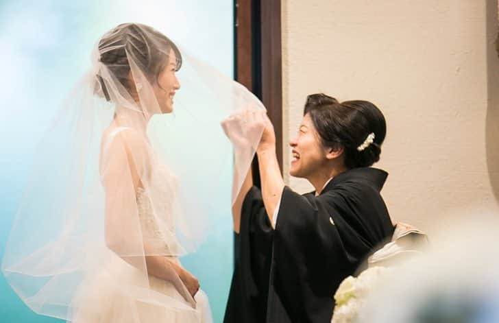 プレ花嫁の結婚式準備アプリ♡ -ウェディングニュースさんのインスタグラム写真 - (プレ花嫁の結婚式準備アプリ♡ -ウェディングニュースInstagram)「お母さんの深い愛を感じるとっても素敵な #ウェディングフォト 😭❤ * * こちらのお写真は #フォトグラファー の  @hassyphotography さんからリグラムさせいただきました🌟ありがとうございました😊✨ * * #挙式 での大切なセレモニー #ベールダウン 👰🏻💕 * 涙する花嫁さんを精一杯の笑顔で見送るお母さん💓 * 『泣かないで』『ほら、笑って』『幸せになってね』そんな温かい言葉をかけているのかなと想像出来る素敵ウェディングフォトですよね😊💕 * そして、花嫁さんが #お父さん と #バージンロード を歩き始めた時、溢れるお母さんの気持ちと涙😢💓 * 見送るまでの笑顔とそのあとの表情からお母さんの深い愛を感じますよね😭💓 * 心が温まるとっても感動的なウェディングフォト💓 * みなさんもぜひこんな風に大切な瞬間を思い出に残してみてはいかがでしょうか❤ * * 是非スワイプしてみてくださいね🌸 * * * ＼📷投稿お待ちしています／ * 花嫁はもちろん、業者さんも大歓迎✨ アナタのお写真をご紹介してもOKという方は、ぜひ #ウェディングニュース にお写真を投稿してください💕 * * ⬇︎関連アカウント⬇︎ * 💒式場検索 【 @weddingnews_concierge 】 👰マイレポ花嫁 【 @weddingnews_brides 】 * * その他、編集部からの連絡専用 @weddingnews_contact や、スタッフ個人の連絡用として @WN_xxxx（xxxは個人名）があります💕 * ………………………………………… ❤️WeddingNewsとは？ * * 花嫁のリアルな”声”から生まれた 花嫁支持率No1✨スマホアプリです📱💕 * * 🌸知りたい… #結婚式準備 に役立つ記事を毎日150件配信中♩ * 🌸見たい… インスタの #ウェディング 系投稿TOP100が毎日チェックできる＊IG画像の複数ワード検索も可♩ * 🌸叶えたい… #結婚式 関連の予約サイトが大集合♩ * 🌸伝えたい… 自分の結婚式レポ『マイレポ』が簡単に作れる♩先輩花嫁のレポが読める♩ * * @weddingnews_editor のURLからDLしてね✨ * * * #花嫁 #ウエディング #プレ花嫁 #プレ花嫁準備 #結婚  #感動 #2019秋婚 #感謝 #結婚式演出 #ベール #フォトウェディング #幸せ #チャペル #ありがとう #日本中のプレ花嫁さんと繋がりたい #家族 #笑顔 #ウェディングレポ #お母さん」3月31日 21時19分 - weddingnews_editor