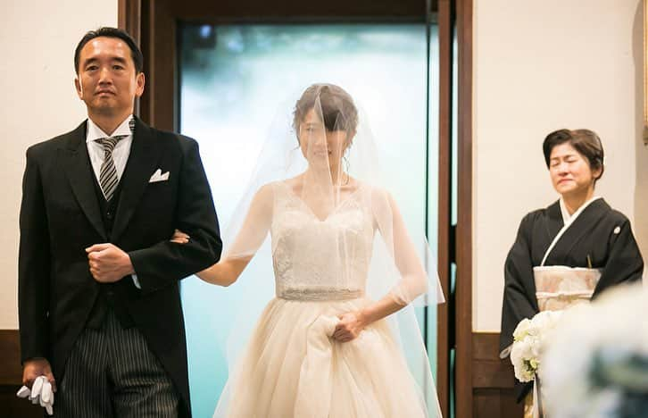 プレ花嫁の結婚式準備アプリ♡ -ウェディングニュースさんのインスタグラム写真 - (プレ花嫁の結婚式準備アプリ♡ -ウェディングニュースInstagram)「お母さんの深い愛を感じるとっても素敵な #ウェディングフォト 😭❤ * * こちらのお写真は #フォトグラファー の  @hassyphotography さんからリグラムさせいただきました🌟ありがとうございました😊✨ * * #挙式 での大切なセレモニー #ベールダウン 👰🏻💕 * 涙する花嫁さんを精一杯の笑顔で見送るお母さん💓 * 『泣かないで』『ほら、笑って』『幸せになってね』そんな温かい言葉をかけているのかなと想像出来る素敵ウェディングフォトですよね😊💕 * そして、花嫁さんが #お父さん と #バージンロード を歩き始めた時、溢れるお母さんの気持ちと涙😢💓 * 見送るまでの笑顔とそのあとの表情からお母さんの深い愛を感じますよね😭💓 * 心が温まるとっても感動的なウェディングフォト💓 * みなさんもぜひこんな風に大切な瞬間を思い出に残してみてはいかがでしょうか❤ * * 是非スワイプしてみてくださいね🌸 * * * ＼📷投稿お待ちしています／ * 花嫁はもちろん、業者さんも大歓迎✨ アナタのお写真をご紹介してもOKという方は、ぜひ #ウェディングニュース にお写真を投稿してください💕 * * ⬇︎関連アカウント⬇︎ * 💒式場検索 【 @weddingnews_concierge 】 👰マイレポ花嫁 【 @weddingnews_brides 】 * * その他、編集部からの連絡専用 @weddingnews_contact や、スタッフ個人の連絡用として @WN_xxxx（xxxは個人名）があります💕 * ………………………………………… ❤️WeddingNewsとは？ * * 花嫁のリアルな”声”から生まれた 花嫁支持率No1✨スマホアプリです📱💕 * * 🌸知りたい… #結婚式準備 に役立つ記事を毎日150件配信中♩ * 🌸見たい… インスタの #ウェディング 系投稿TOP100が毎日チェックできる＊IG画像の複数ワード検索も可♩ * 🌸叶えたい… #結婚式 関連の予約サイトが大集合♩ * 🌸伝えたい… 自分の結婚式レポ『マイレポ』が簡単に作れる♩先輩花嫁のレポが読める♩ * * @weddingnews_editor のURLからDLしてね✨ * * * #花嫁 #ウエディング #プレ花嫁 #プレ花嫁準備 #結婚  #感動 #2019秋婚 #感謝 #結婚式演出 #ベール #フォトウェディング #幸せ #チャペル #ありがとう #日本中のプレ花嫁さんと繋がりたい #家族 #笑顔 #ウェディングレポ #お母さん」3月31日 21時19分 - weddingnews_editor