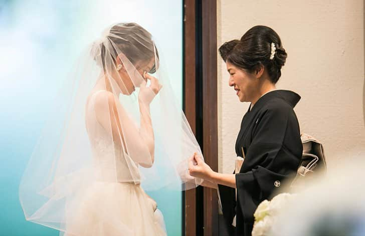 プレ花嫁の結婚式準備アプリ♡ -ウェディングニュースさんのインスタグラム写真 - (プレ花嫁の結婚式準備アプリ♡ -ウェディングニュースInstagram)「お母さんの深い愛を感じるとっても素敵な #ウェディングフォト 😭❤ * * こちらのお写真は #フォトグラファー の  @hassyphotography さんからリグラムさせいただきました🌟ありがとうございました😊✨ * * #挙式 での大切なセレモニー #ベールダウン 👰🏻💕 * 涙する花嫁さんを精一杯の笑顔で見送るお母さん💓 * 『泣かないで』『ほら、笑って』『幸せになってね』そんな温かい言葉をかけているのかなと想像出来る素敵ウェディングフォトですよね😊💕 * そして、花嫁さんが #お父さん と #バージンロード を歩き始めた時、溢れるお母さんの気持ちと涙😢💓 * 見送るまでの笑顔とそのあとの表情からお母さんの深い愛を感じますよね😭💓 * 心が温まるとっても感動的なウェディングフォト💓 * みなさんもぜひこんな風に大切な瞬間を思い出に残してみてはいかがでしょうか❤ * * 是非スワイプしてみてくださいね🌸 * * * ＼📷投稿お待ちしています／ * 花嫁はもちろん、業者さんも大歓迎✨ アナタのお写真をご紹介してもOKという方は、ぜひ #ウェディングニュース にお写真を投稿してください💕 * * ⬇︎関連アカウント⬇︎ * 💒式場検索 【 @weddingnews_concierge 】 👰マイレポ花嫁 【 @weddingnews_brides 】 * * その他、編集部からの連絡専用 @weddingnews_contact や、スタッフ個人の連絡用として @WN_xxxx（xxxは個人名）があります💕 * ………………………………………… ❤️WeddingNewsとは？ * * 花嫁のリアルな”声”から生まれた 花嫁支持率No1✨スマホアプリです📱💕 * * 🌸知りたい… #結婚式準備 に役立つ記事を毎日150件配信中♩ * 🌸見たい… インスタの #ウェディング 系投稿TOP100が毎日チェックできる＊IG画像の複数ワード検索も可♩ * 🌸叶えたい… #結婚式 関連の予約サイトが大集合♩ * 🌸伝えたい… 自分の結婚式レポ『マイレポ』が簡単に作れる♩先輩花嫁のレポが読める♩ * * @weddingnews_editor のURLからDLしてね✨ * * * #花嫁 #ウエディング #プレ花嫁 #プレ花嫁準備 #結婚  #感動 #2019秋婚 #感謝 #結婚式演出 #ベール #フォトウェディング #幸せ #チャペル #ありがとう #日本中のプレ花嫁さんと繋がりたい #家族 #笑顔 #ウェディングレポ #お母さん」3月31日 21時19分 - weddingnews_editor