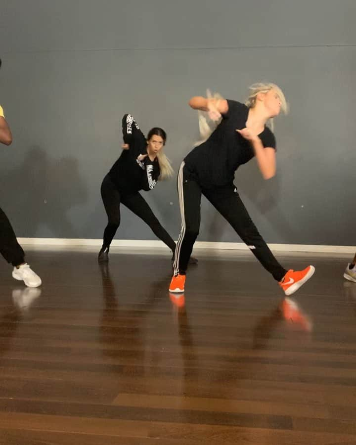 Mia Diazのインスタグラム：「Type a Way @ericbellinger @chrisbrownofficial  Dancers @miadiaz @itscalvinbrown  Choreo: @biancarobinson_  @reddotstudio_  #miadiaz #dance #ericbellinger」