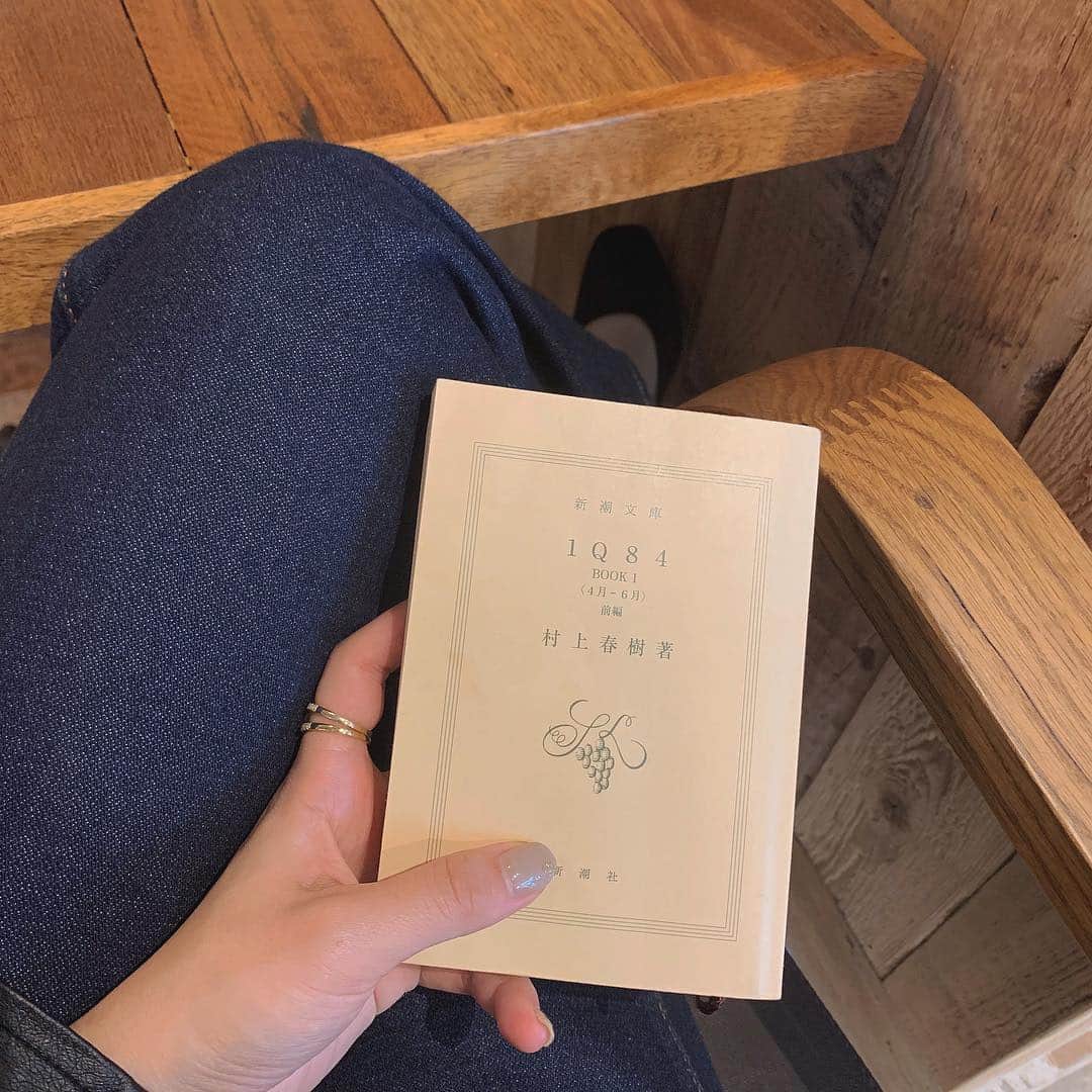 のインスタグラム：「_ また新たな発見をたのしみに 2周目。 理解できないんじゃないかなあってずっと読まずに いたけど読んだらすごいハマるからおススメです🕊 #1Q84#読書記録#村上春樹#ぷーbook」