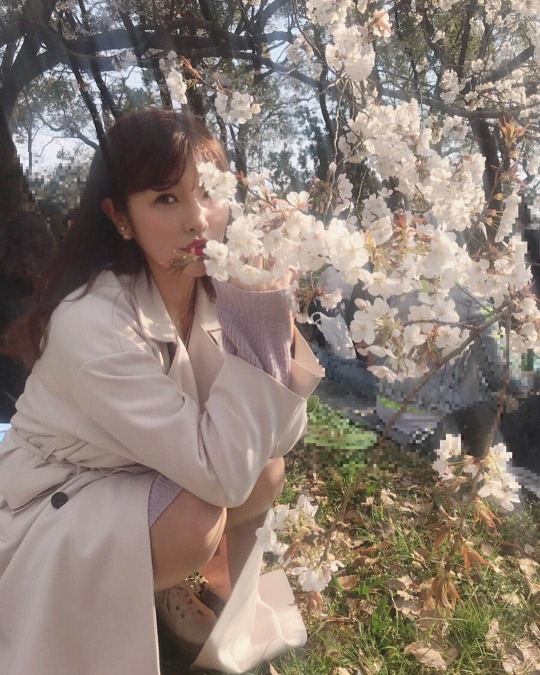 のインスタグラム：「＊ お花見してきたよ🌸 桜を見ると日本の四季って 良いなぁってしみじみ思います😌 🌸🌊🍁☃️ #me#photooftheday #instadaily #iphoneonly #instagood #bestoftheday#follow #followme#tagsforlike#photo#japanese#japanesegirl#tokyo#selfie#fashion#liketolike#photospot#likesback#likeme#팔로마#좋다#일본#데일리#일상#레그램#얼스타그램#お花見#桜#代々木公園#お花見日和」