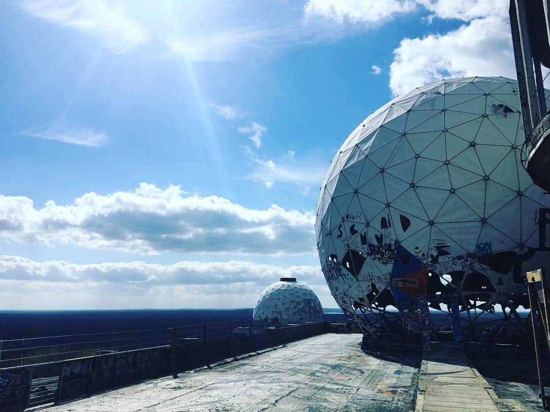 ステファノ・カルーゾのインスタグラム：「“Our ambition should be to rule ourselves, the true kingdom for each one of us; and true progress is to know more, and be more, and to do more.” Oscar Wilde 📍🇩🇪🔮 #berlin #teufelsberg #discover #view #wanderlust #lifeisgood #happydays #discoveringnewplaces #newhome #ciaobelli」