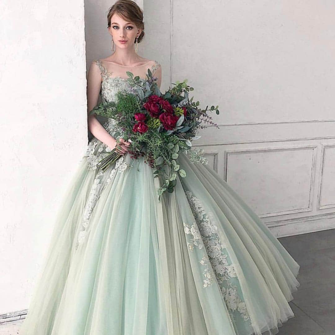 fino_wedding【フィーノ公式】さんのインスタグラム写真 - (fino_wedding【フィーノ公式】Instagram)「大人美しい花嫁が選ぶおしゃれなブランド  isamumorita から。  グレイッシュなグリーンカラーの上品なカラードレスです。 スタイリッシュさは、スカートの色にこだわり、クラシックさをプラスした人気のカラードレスです。  @fino_wedding  @isamumorita136  #静岡女子 #wedding #fino #2020wedding #colordress #スタイリッシュモダン #クラシック #アンティーク #グリーンドレス #おしゃれさんと繋がりたい #おしゃれ花嫁 #大人花嫁 #フィーノ花嫁 #おすすめドレス #ドレス試着 #試着予約 #プレ花嫁 #日本中のプレ花嫁さんと繋がりたい #カラードレス #ドレス迷子 #グラデーションカラー #レーストップス #大人コーデ」3月31日 21時26分 - fino_wedding