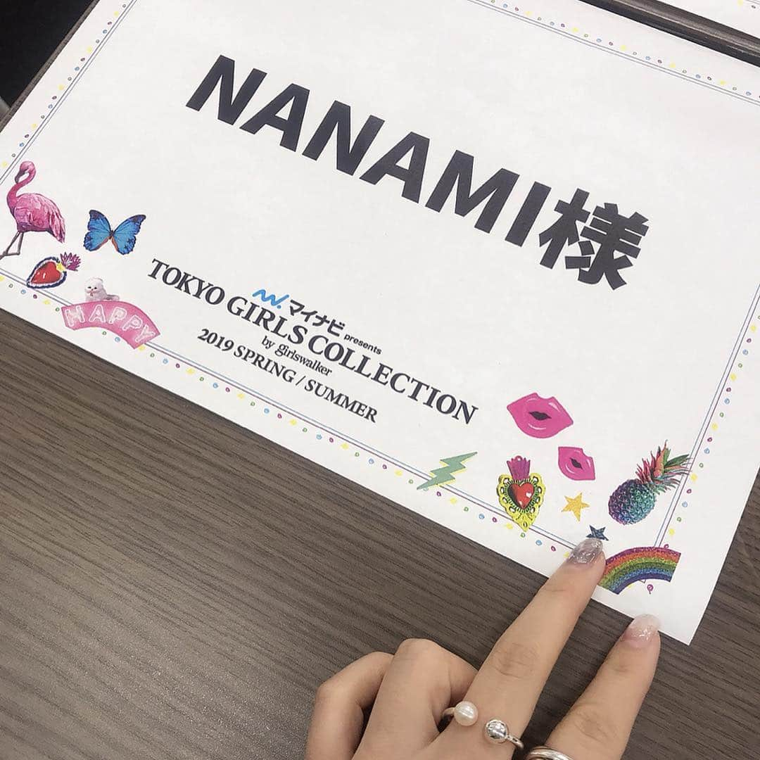 NANAMIさんのインスタグラム写真 - (NANAMIInstagram)「TGC ありがとうございました💋 今回も緊張しまくりだったけど 前回よりかはリラックスして歩けたかな🥰 応援のメッセージと会場での いっぱいの声援のおかげですっっ！ありがとう💋💋 いつも自分の出番の前にステージ横で会場の雰囲気を見に行って熱気とパワーにびっくりしてこのステージに今から自分も出るなんて、、って不思議な感覚に陥る、、、 でも本当に有難いこと🙏 貴重な経験ができて嬉しいしすごく楽しかったです❤️ . いつも心強い先輩 りんこちゃん🥺🥺❤️可愛すぎる。。 今回も可愛いすぎるモデルさんたくさん見れて幸せでした、、、🥳 . 動画分かりづらいけど会場の雰囲気伝わるかなって思って2階席から撮ってくれた友達もらったやつ✌︎ #tgc #白玉ななみ #手の影はるちゃん」3月31日 21時28分 - nanami023