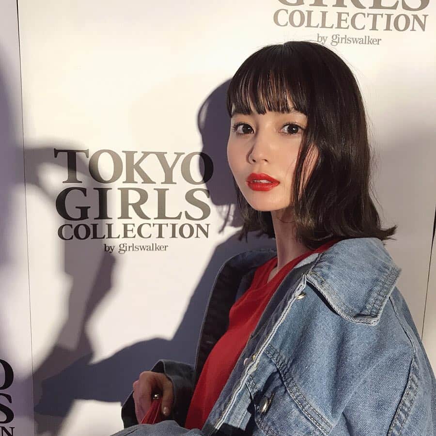 のインスタグラム：「TGC ありがとうございました💋 今回も緊張しまくりだったけど 前回よりかはリラックスして歩けたかな🥰 応援のメッセージと会場での いっぱいの声援のおかげですっっ！ありがとう💋💋 いつも自分の出番の前にステージ横で会場の雰囲気を見に行って熱気とパワーにびっくりしてこのステージに今から自分も出るなんて、、って不思議な感覚に陥る、、、 でも本当に有難いこと🙏 貴重な経験ができて嬉しいしすごく楽しかったです❤️ . いつも心強い先輩 りんこちゃん🥺🥺❤️可愛すぎる。。 今回も可愛いすぎるモデルさんたくさん見れて幸せでした、、、🥳 . 動画分かりづらいけど会場の雰囲気伝わるかなって思って2階席から撮ってくれた友達もらったやつ✌︎ #tgc #白玉ななみ #手の影はるちゃん」
