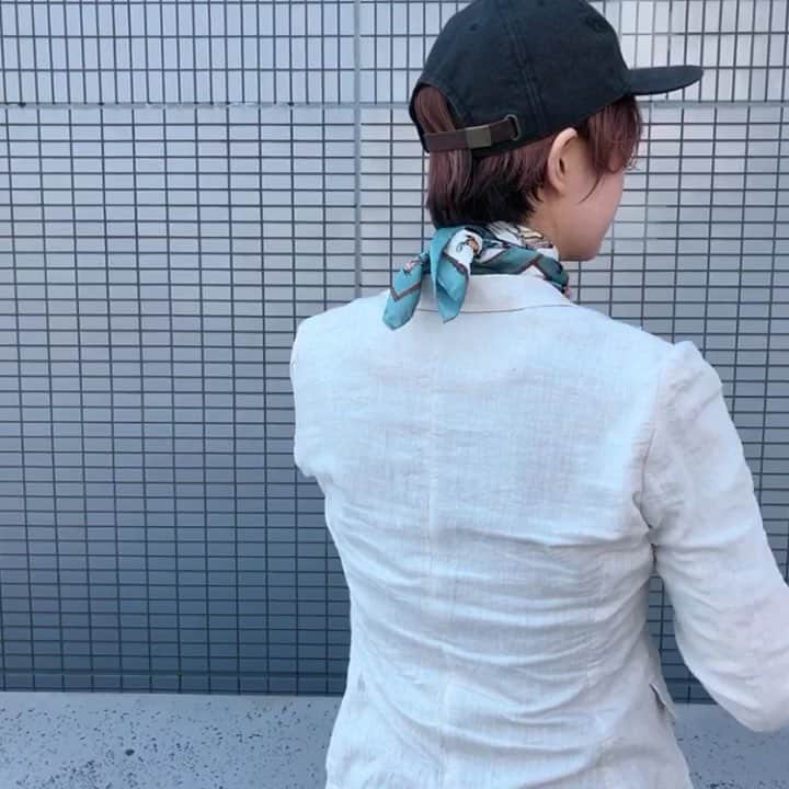 のインスタグラム：「⚪︎ 【スカーフの結び方②】 前でクロスさせて後ろで2回結び。 こなれ感がでるアレンジです。 折りたたむ時に幅を変えても雰囲気が変わります。 もちろん前で結んでもかわいいです🤗 ・ ただいまスカーフは大人気のため 欠品が多くなっております。 再入荷までもう少々お待ちくださいませ◎ ・ ・ #カオリノモリスカーフアレンジ #カオリノモリ #kaorinomori #スカーフ #スカーフアレンジ #スカーフ巻き方 #スカーフコーデ #馬柄スカーフ #馬柄 #巻き方講座 #scarf #fashion #coordinate #cap」