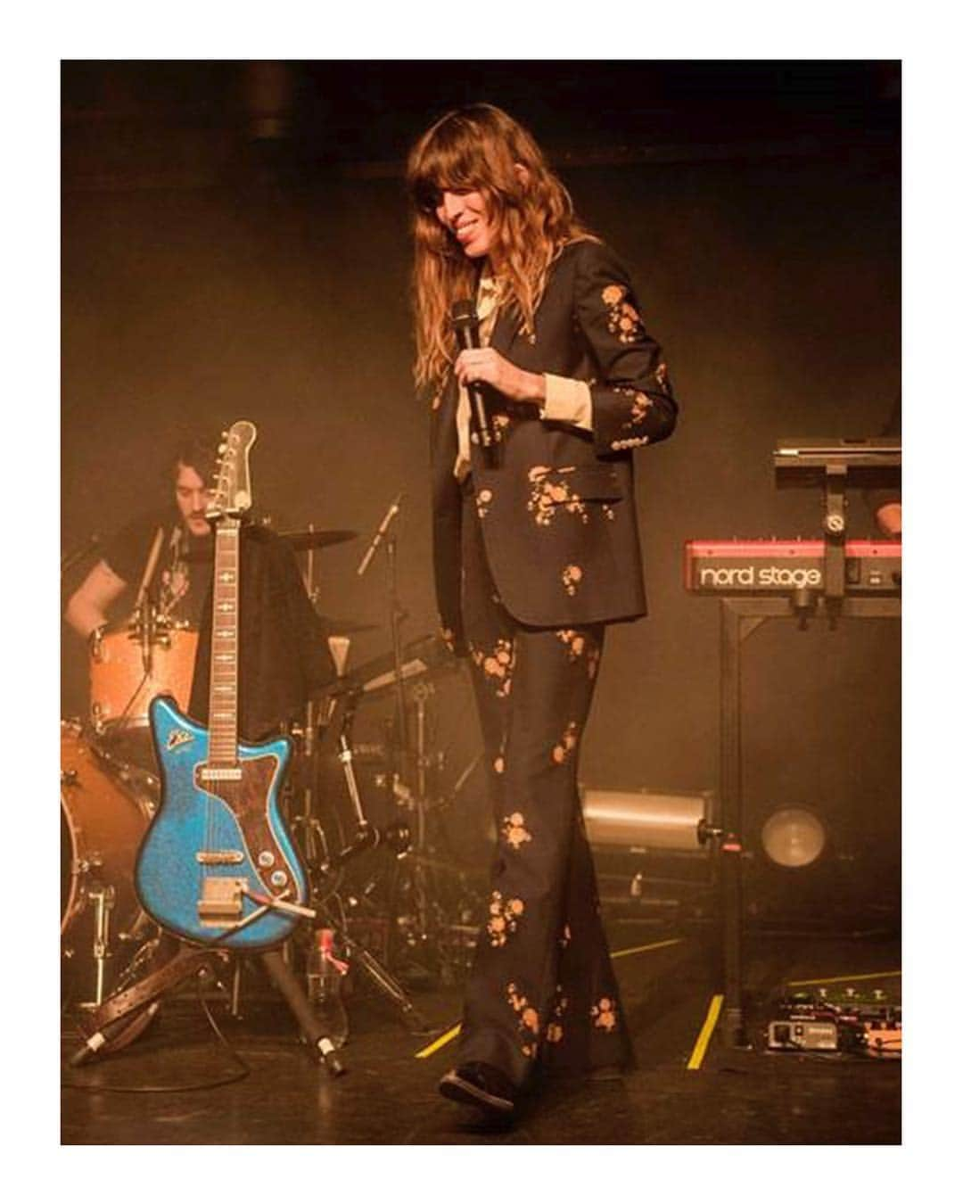 グッチさんのインスタグラム写真 - (グッチInstagram)「Performing in Paris, @loudoillon wore a #Gucci floral fil coupé jacket with matching pants and silk shirt designed by @alessandro_michele. #AlessandroMichele」3月31日 21時29分 - gucci