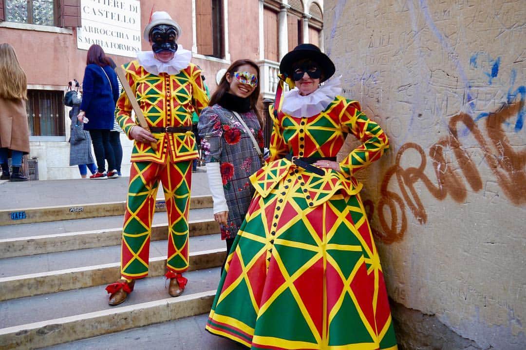 加藤ジーナさんのインスタグラム写真 - (加藤ジーナInstagram)「ヴェネチア・カーニバル🧚‍♀️✨ 世界三大カーニバルのひとつです。 ヴェネチアの街中にマスケラさんと呼ばれる仮面をつけて仮装した人が現れます😆 みなさん衣装は自前！なのにものすごいクオリティーで圧倒されました😭💕 実は今回のイタリア旅行は、このカーニバルがお目当てでした。だからもうテンション上がりっぱなしで、写真もたくさん撮りましたー！ ちょこちょこ載せていきます👶🏻 #イタリア #ベネチア #ヴェネチアカーニバル #世界三大カーニバル #カーニバル #イタリア旅行 #海外旅行 #仮装 #仮面 #旅行 #旅行好きな人と繋がりたい #タビジョ #カメラ女子  #写真好きな人と繋がりたい #italy #venice #veneciancarnival」3月31日 21時30分 - katogina_718