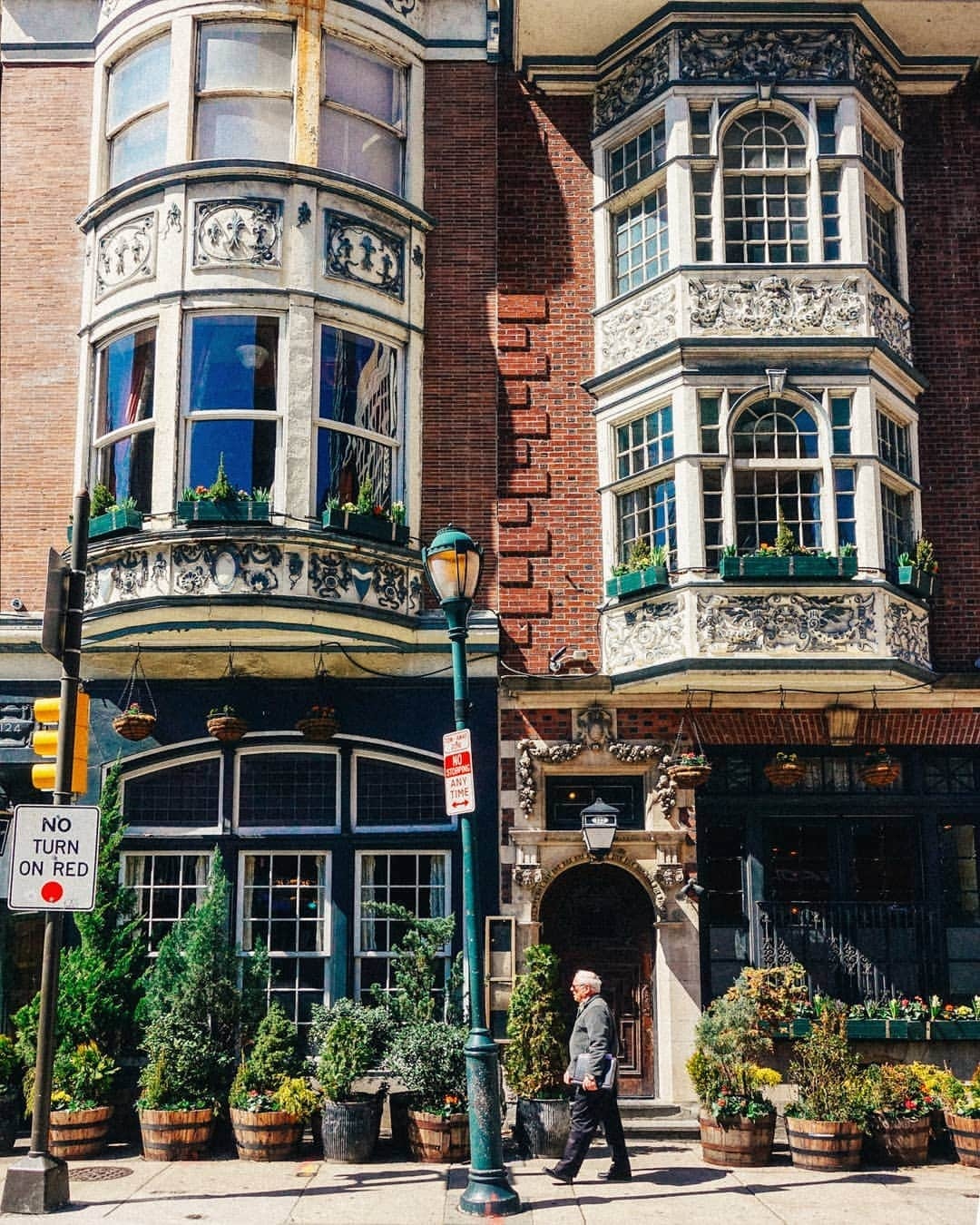 VuTheara Khamさんのインスタグラム写真 - (VuTheara KhamInstagram)「Enjoying Philly’s beautiful architecture 🌱🌿 . . . @visittheusa #visittheusa #DiscoverPHL」3月31日 21時30分 - vutheara