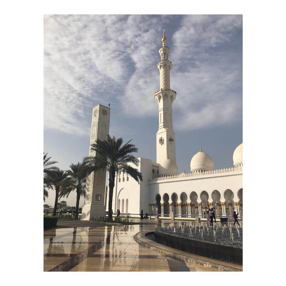 峰麻美さんのインスタグラム写真 - (峰麻美Instagram)「#時差スタグラム  アブダビのシェイク・ザイード・グランド・モスク🕌  最高に美しかった✨  建物が汚れ一つないほど真っ白で、自分の心の中が見透かされそうな感じでした。笑  宗教関連の建築の中でモスクが一番好き。  #trip #travel #uae #abudhabi  #grandmosque  #モスク」3月31日 21時41分 - asaaaaami.0702