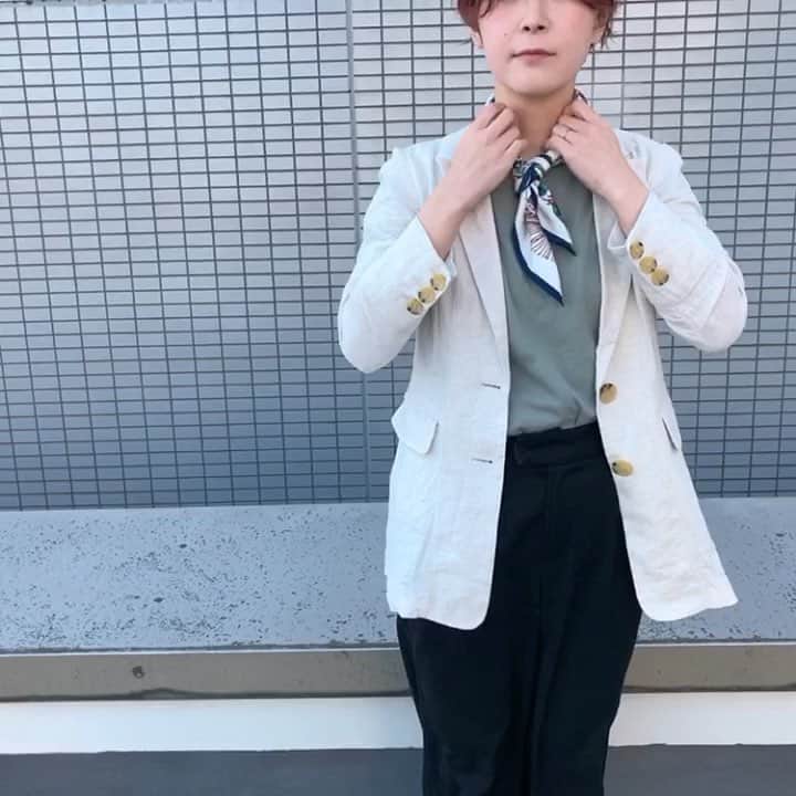 のインスタグラム：「⚪︎ 【スカーフの結び方③】 片方を結ぶ→通すだけの簡単アレンジ。 ネクタイみたいなすっきりしたアレンジです👔 ・ ただいまスカーフは大人気のため 欠品が多くなっております。 再入荷までもう少々お待ちくださいませ◎ ・ ・ #カオリノモリスカーフアレンジ #カオリノモリ #kaorinomori #スカーフ #スカーフアレンジ #スカーフ巻き方 #スカーフコーデ #花柄スカーフ #花柄 #巻き方講座 #scarf #fashion #coordinate #cap」