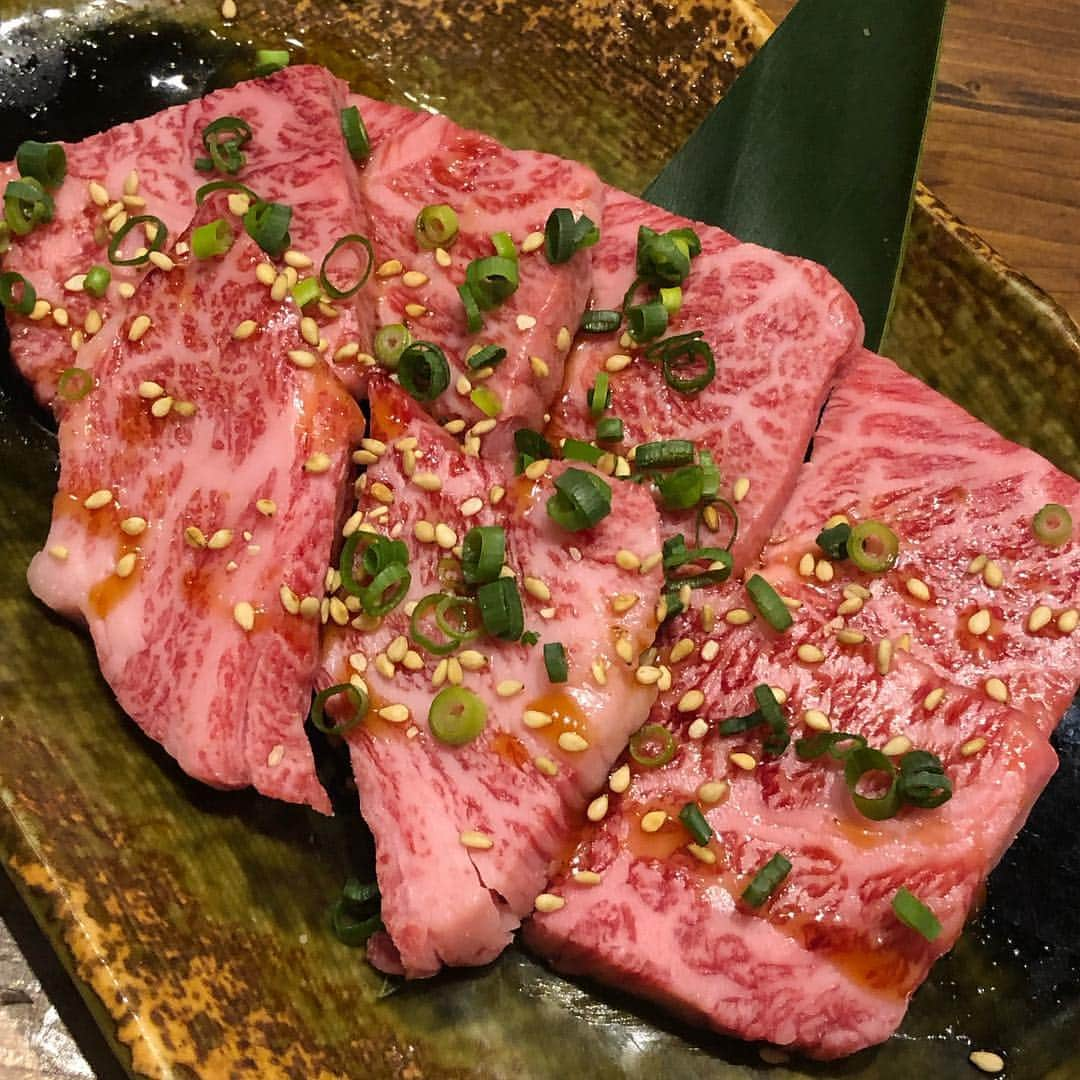 甘糟記子さんのインスタグラム写真 - (甘糟記子Instagram)「石垣島1日目の夕飯は寅壱精肉店！  今回4日間とも焼肉屋さんを予約してます（笑）  石垣島は石垣牛が有名なので、焼肉店の激戦区！  今回はそれも楽しみの１つ（笑）  寅壱精肉店さん、期待を裏切らない美味しさとコスパ！ 一人前の量が結構しっかりあったよ〜！ ちなみに、精肉店がやってるので、横でお肉も買えます( ^ω^ ) 石垣牛をお友達に送ったり(๑˃̵ᴗ˂̵) 美味しかった〜(≧∀≦) #石垣島#焼肉#寅壱精肉店#美味しい#石垣牛#春休み#家族旅行#旅行#子連れ旅#japanese#japan #ishigakiisland」3月31日 21時37分 - norihey924