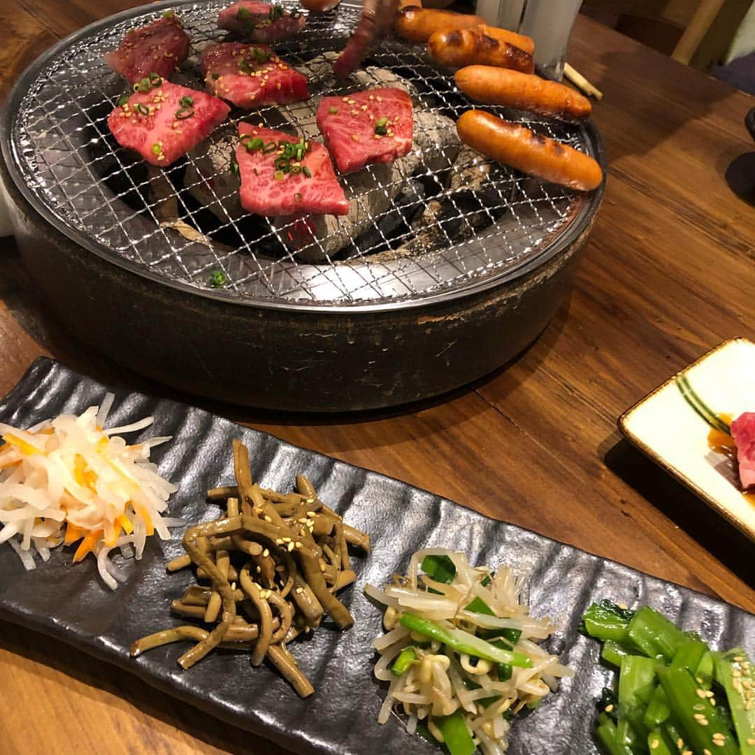 甘糟記子さんのインスタグラム写真 - (甘糟記子Instagram)「石垣島1日目の夕飯は寅壱精肉店！  今回4日間とも焼肉屋さんを予約してます（笑）  石垣島は石垣牛が有名なので、焼肉店の激戦区！  今回はそれも楽しみの１つ（笑）  寅壱精肉店さん、期待を裏切らない美味しさとコスパ！ 一人前の量が結構しっかりあったよ〜！ ちなみに、精肉店がやってるので、横でお肉も買えます( ^ω^ ) 石垣牛をお友達に送ったり(๑˃̵ᴗ˂̵) 美味しかった〜(≧∀≦) #石垣島#焼肉#寅壱精肉店#美味しい#石垣牛#春休み#家族旅行#旅行#子連れ旅#japanese#japan #ishigakiisland」3月31日 21時37分 - norihey924