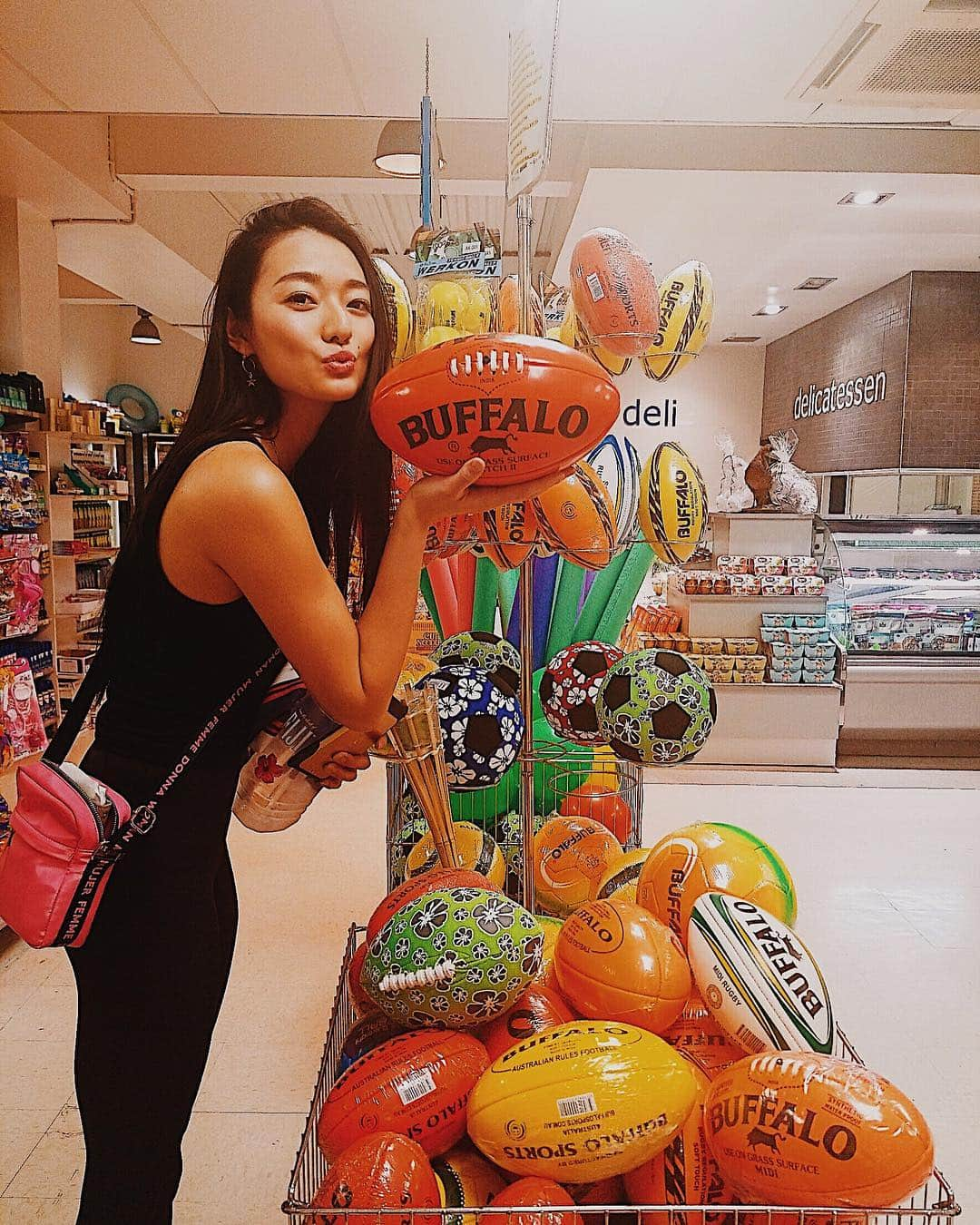 結子さんのインスタグラム写真 - (結子Instagram)「I found rugby balls everywhere here in Fiji🇫🇯 So cute...isn't it?! Wish Japan would be like this👍😂 . フィジーは子供達が普通に公園でラグビーボールを持って遊んでるくらい🏉ラグビーが浸透してる国なのです☝️子供達がとにかく可愛すぎた♥️スーパーにラグビーボールが売ってるだなんてそれもまたかわいい✅ . . #rugby#fiji#rugbyunion#rugbyleague#buffalo#fijirugby#fijirugby7s#somuchfun#japan#rugbyworldcup #ラグビー#子供達#かわいい#至る所に#ラグビーボール#きゃわいい#娘に買って帰る#いるかな#いらないかな#」3月31日 21時38分 - yuiko_yyy