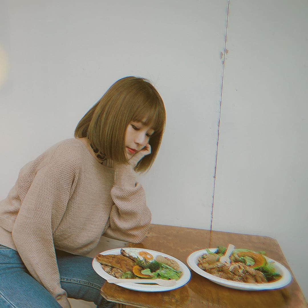 のインスタグラム：「_ おっしゃーれなところでがっつりフード🔥 サラダランチとかしないよね、わたしたち笑 明日はやかちんとちょっとお出かけするのだよ。 晴れますよーーに！ #アプリでちょっと分かりづらい髪色だけど #めちゃおしゃれカラーにしてもらいました #またそれは追って♥︎ #puu_tokyo」