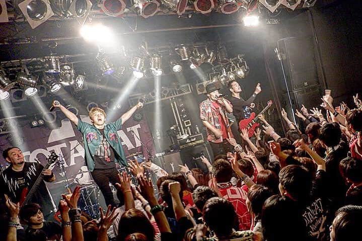 FLOWさんのインスタグラム写真 - (FLOWInstagram)「TOTALFAT「"Evolve + Infect" TOUR 2019」@ 熊本B.9 V2  バンドって最高だなぁと思う対バンツアーファイナルでした㊗️🎉 🥺😏😆😎🤪🤩😝🤨🥳 THANK YOU ALL!!! THANK YOU TOTALFAT!!! FLOWは6/9(日)福岡DRUM LOGOSでまた九州にきます！ 会場でお待ちしております🔥 #FLOW #LIVEPHOTO #TOTALFAT」3月31日 21時50分 - flow_official_japan