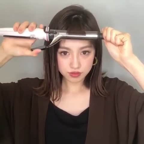のインスタグラム：「✔style by @seiichirookawakami ✔model by @yumek_26 【 #ALBUM動画_スタイリング_セルフ】 . cut + color ¥3,500~ double color ¥8,000~ treatment ¥2,000~ etc... ※店舗により料金が異なります。 . . 切りっぱなしミディの巻き方✨✨ . アイロンは26ミリ . 顔周りは二段にして外ハネに滑らせます✨👏 二段に分けるのがポイントです😊✨ . . . こちらのスタイルは 新宿店の河上 誠一郎（ @seiichirookawakami ） が担当いたしました！ . 何かご不明点がございましたら お気軽にコメントください。 . 担当スタイリストからも コメントいたします！ . ALBUM（ @album_hair ） . TV、CM、映画、広告、タレント、 ミュージシャン、雑誌、ブライダルなどの ヘアメイクも承っております。 . 【お問い合わせ先】 ALBUM OFFICE TEL / ‪03-6712-5547‬ FAX / ‪03-6712-5548‬ MAIL / info@album-hair.com . . . #ロング #ロングヘア #アイロン #美容室 #ヘアスタイル #ヘアセット #スタイリング #セルフ #カラー #ハイライト #グレージュ #外国人風カラー #ハイライトカラー #前髪 #インサ#美容師 #髮型 #髮型師 #髮型設計#攝影 #染髮 #发型 #護髮 #日系髮型#ทรงผม #헤어 #염색 #단발머리 #haircolor」