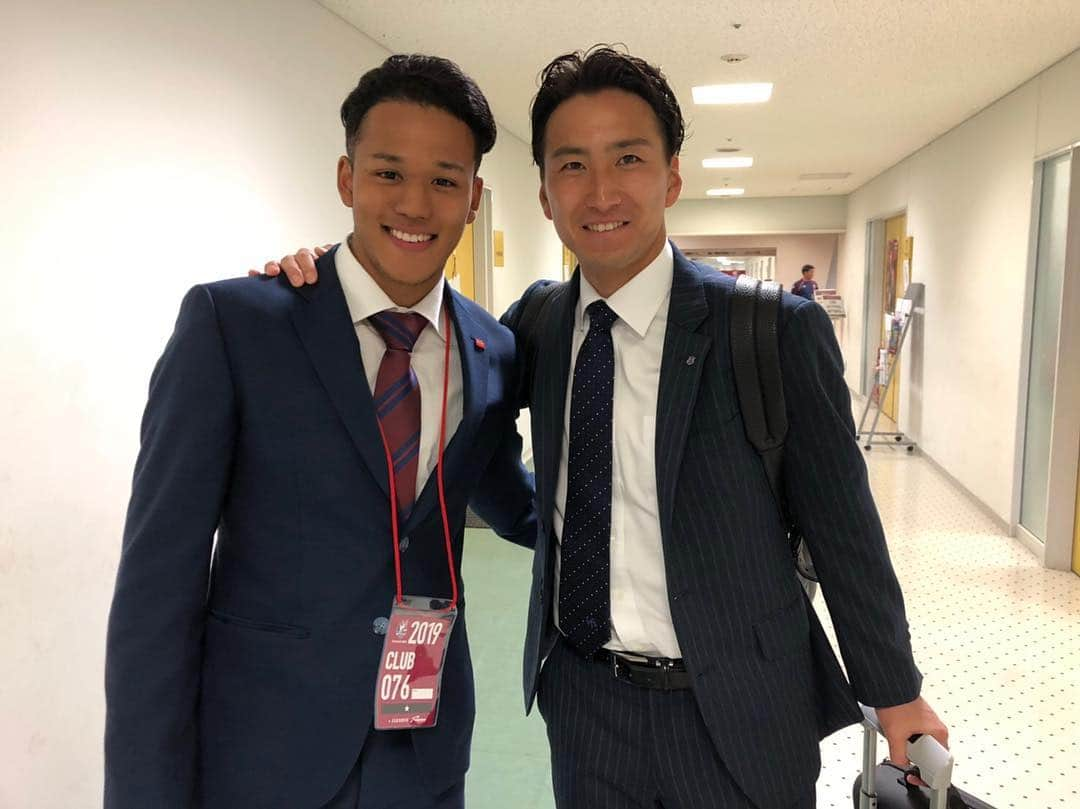 武岡優斗さんのインスタグラム写真 - (武岡優斗Instagram)「チャンスとは。  先日のファジアーノ岡山戦。 試合後に… わたくしが着替えて出て来るまで、待っててくれた男。  デューク・カルロス  フロンターレファミリーなら ご存知のはず。  2016年… 彗星の如く現れ… 2種登録されて… 天王山のアウェー浦和戦で ベンチ入りを果たした男。  カルロスは 自らの手でチャンスを掴み取った。  という言葉が本当に当てはまる。 当時カルロスは 川崎のユース所属で… ユースで試合に出れないメンバーでした。 大会の遠征メンバーに入れなかった選手。 彼の立ち位置はその位置でした。  トップのサテライトの試合が 等々力で行われる時に… 怪我人などの関係で ユースの選手が何人か招集されました。 その中にカルロスはいました。 8月の終わりかな？ 9月やったかな？ 昼間のキックオフでとんでもなく暑かったのを覚えてます。 その中で…誰よりも輝き… 存在感を発揮していたのが… カルロスでした。  その試合で彼の人生は 大きく変わった。  トップの試合にベンチ入り。 劇的な勝利の一員。  プロ選手になる。  カルロスとは 僅かな時間でしたが… 昔話に花を咲かせ… 色んな話をしました。 怪我をして…苦しい思いをしてると。 怪我に関しては… 超がつくぐらいの大先輩なので笑  カルロスを見てると… チャンスはどこにあるかわからない。 いつどうなるかわからない。  自らの手で摑み取れる。  そういうものなのだと… 改めて思い出しますね。  お世辞でも… 逢いたかったと 言うてくれて…  おじさんは嬉しかったよ笑  次はピッチでマッチアップしような！！ #デュークカルロス #シンデレラボーイ #絶対世間ざわついた #誰だと笑 #名前からして #ざわつくはず #懐かしいな #地獄の昼間キックのサテライト #あの試合はヤバかった笑 #そこで人生変えた男 #あの日に限っては #戦術カルロス の時間帯ありました #躍動するのなんのって #そんな彼に #久しぶりに会えて興奮したな #懐かしい写真をカルロスが送ってきた #宝物 だと #これまた #お世辞でも #おじさん嬉しいよ #会えてよかった #怪我は人を強くする #無駄にするな #お前なら大丈夫 #また自らの手で摑み取れ #自らの手で切り開け #現場からは以上です🙏」3月31日 21時59分 - yuto_takeoka17