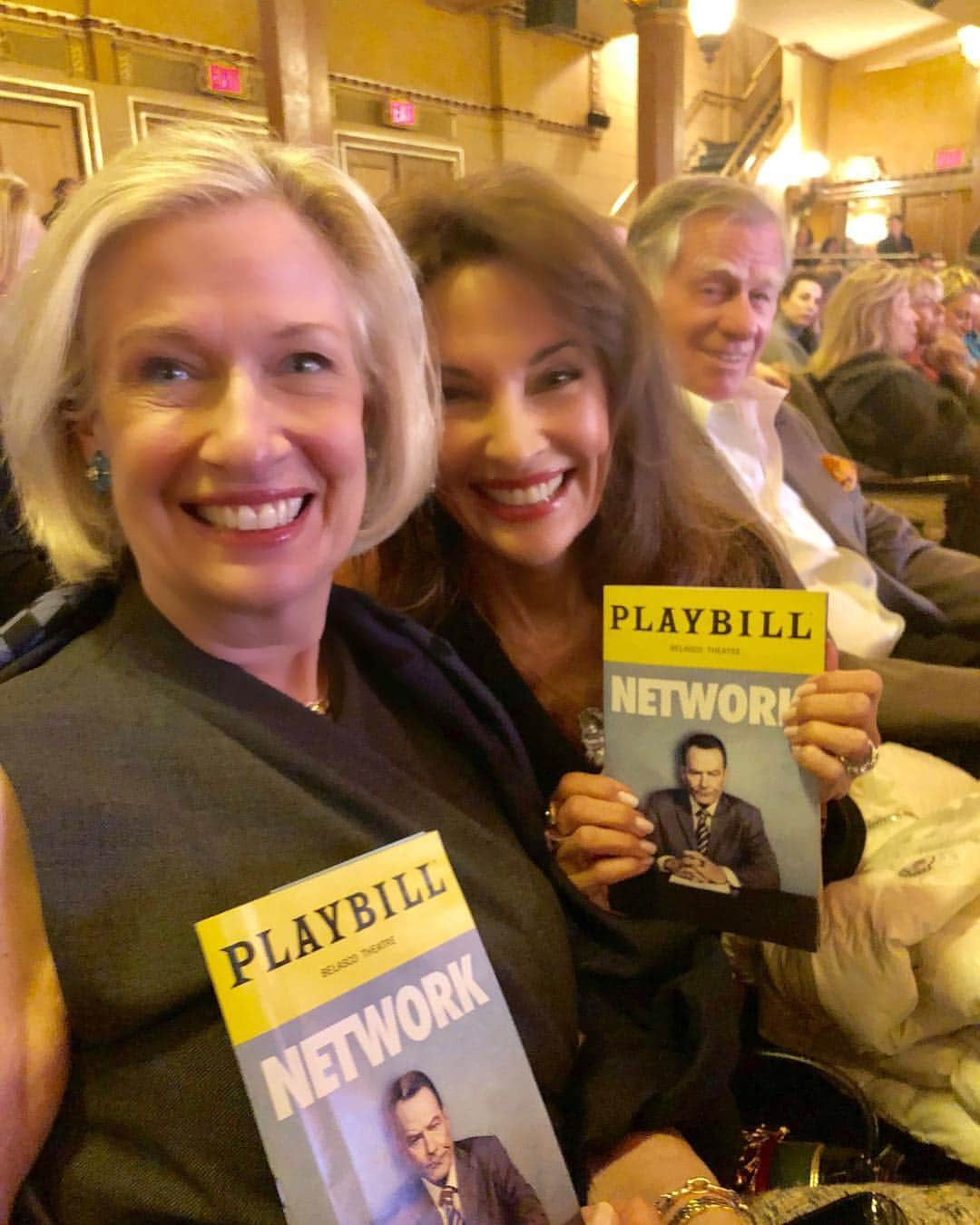 スーザン・ルッチさんのインスタグラム写真 - (スーザン・ルッチInstagram)「NETWORK—last night on Broadway with my college roomie and our wonderful guys. BRYAN CRANSTON gives a  tour de force performance—beyond words!!! Paddy  Chayefsky masterpiece👍👍👍👍👍👍👍👍👍👍 #thisonewillstaywithmeforalongtime @pdjohnson01」3月31日 21時51分 - therealsusanlucci