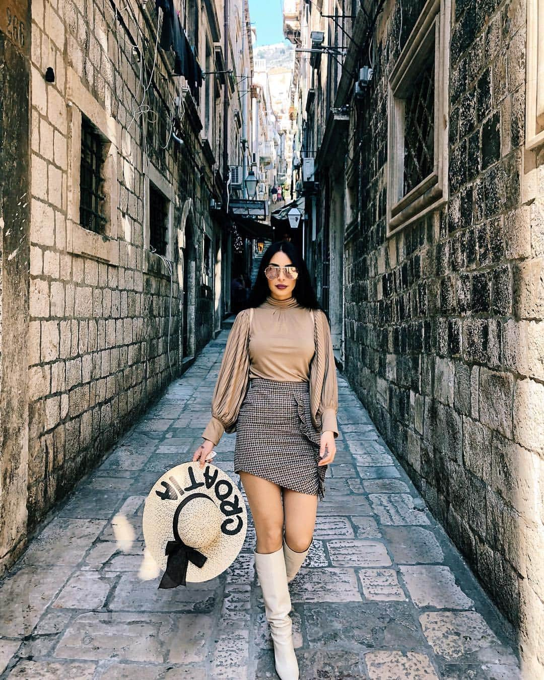 sananasさんのインスタグラム写真 - (sananasInstagram)「WELCOME IN CROATIA 🇭🇷 Tellement excitée de découvrir Dubrovnik avec @UrbanDecayCosmetics 😈Pour ceux qui ont loupé l’info, UD sort bientôt une collection Game Of Thrones en édition limitée ! AHHHH😆Vous savez à quel point je suis fan de cette série donc je suis contente et plus encore de représenter la France pour ce voyage ! On est ici pour découvrir la collection mais également certains lieux du tournage qui ont eu lieu dans cette magnifique ville 😍 Qui est fan de cette série ? Levez la main dans les commentaires que je vous vois ! ✋🏻🙋🏻‍♀️🙋🏾‍♂️ . #ForTheThrone #UrbanDecayxGameOfThrones #UrbanDecay #Got #Croatie #Dubrovnik #Croatia」3月31日 21時52分 - sananas2106