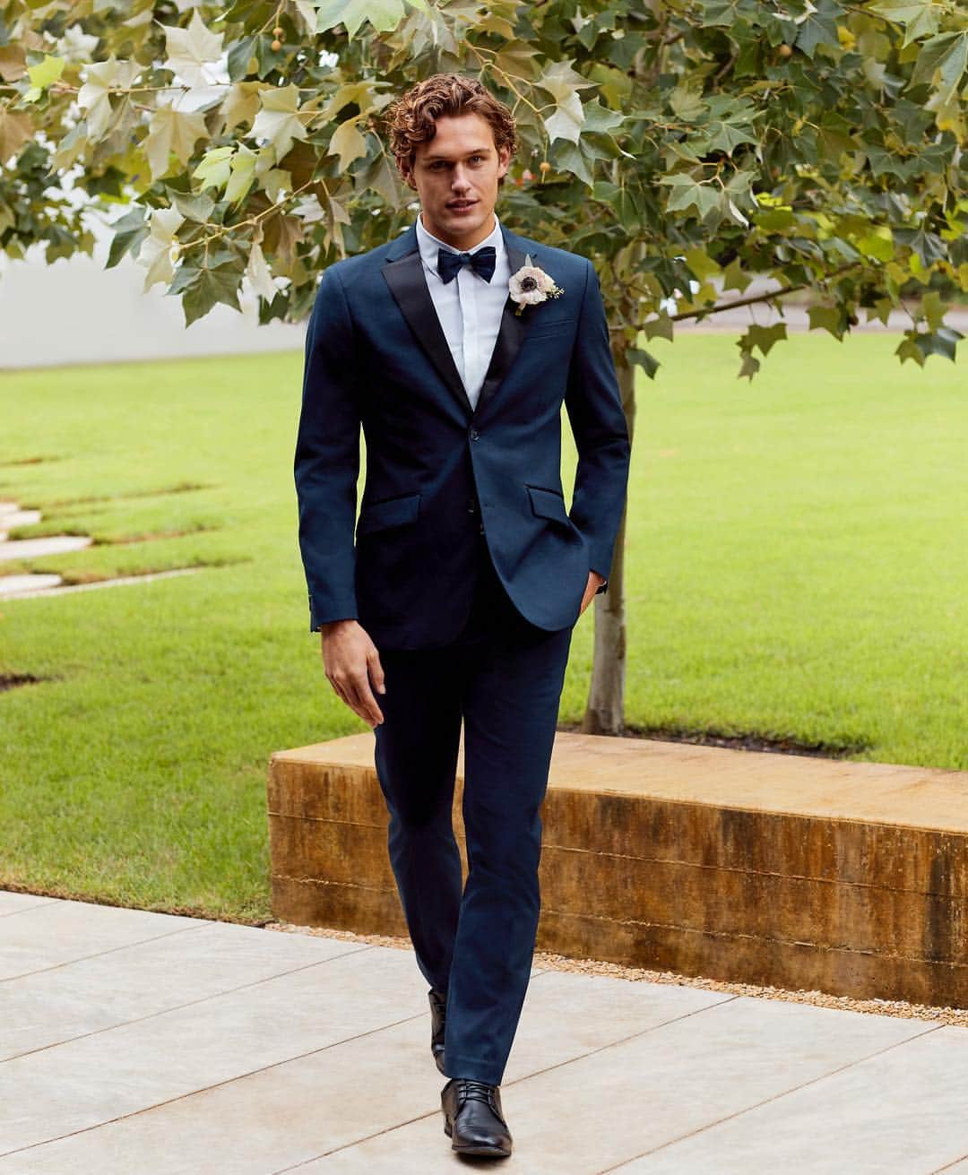 ペリーエリスのインスタグラム：「Prom season has arrived. RSVP to your perfect fit and shop the last day of the semi annual suit sale. Link in bio. #LifeReadySince1976」