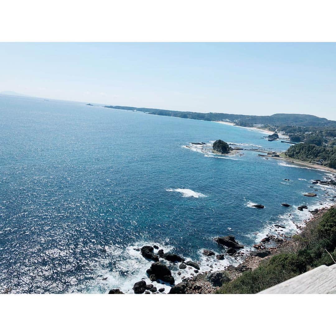 Mayuko Watanabe 渡辺真由子さんのインスタグラム写真 - (Mayuko Watanabe 渡辺真由子Instagram)「旅行に行ったあと何人もの友達に話をした下田の海『多々戸浜の白浜ビーチ』♡ なぜなら本当に忘れられないくらい真っ青の綺麗なビーチだったから😊✨ 沖縄に負けないくらい最高ランクの水質というのが納得です♡ 海好きのサーファーにはすでに有名なスポットのようです☺️ 地元の方が毎週掃除をしているみたいで、人気になりすぎて綺麗な海が汚れてしまうのは個人的に嫌ですが笑、ぜひ一度観ていただきたい美しい海でした☺️✨ まだ寒くて入れなかったですが、多々戸浜の白浜ビーチを家族で独り占め出来たの良かったですよ😆💕 #大和館#下田大和館#伊豆下 田#shimodayamatokan#shimodayamatokanhotel#あなただけの大和館#私だけの大和館#多々戸浜#ビーチ散歩#白砂ビーチ#水質最高ランク#beautifulbeach#プライベート旅行」3月31日 22時07分 - watanabe_mayuko