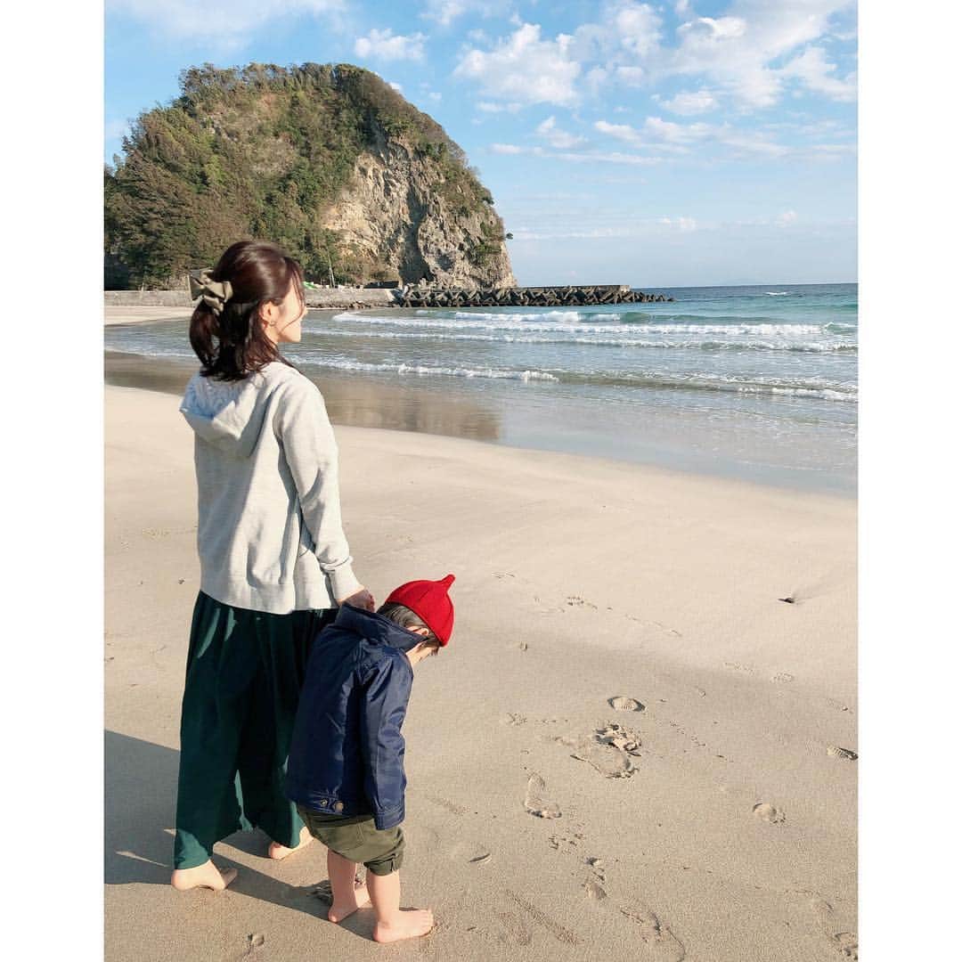 Mayuko Watanabe 渡辺真由子さんのインスタグラム写真 - (Mayuko Watanabe 渡辺真由子Instagram)「旅行に行ったあと何人もの友達に話をした下田の海『多々戸浜の白浜ビーチ』♡ なぜなら本当に忘れられないくらい真っ青の綺麗なビーチだったから😊✨ 沖縄に負けないくらい最高ランクの水質というのが納得です♡ 海好きのサーファーにはすでに有名なスポットのようです☺️ 地元の方が毎週掃除をしているみたいで、人気になりすぎて綺麗な海が汚れてしまうのは個人的に嫌ですが笑、ぜひ一度観ていただきたい美しい海でした☺️✨ まだ寒くて入れなかったですが、多々戸浜の白浜ビーチを家族で独り占め出来たの良かったですよ😆💕 #大和館#下田大和館#伊豆下 田#shimodayamatokan#shimodayamatokanhotel#あなただけの大和館#私だけの大和館#多々戸浜#ビーチ散歩#白砂ビーチ#水質最高ランク#beautifulbeach#プライベート旅行」3月31日 22時07分 - watanabe_mayuko