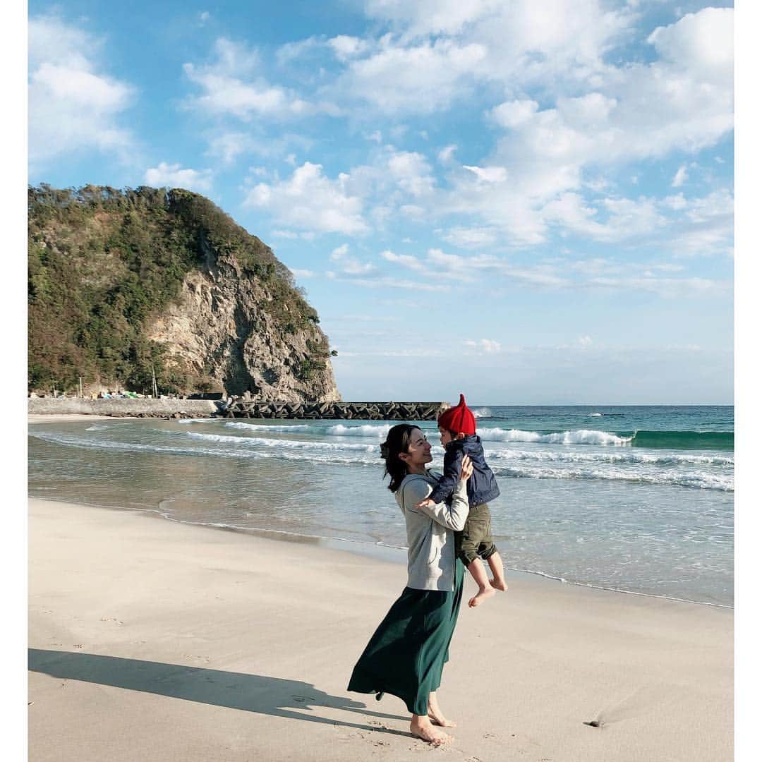 Mayuko Watanabe 渡辺真由子さんのインスタグラム写真 - (Mayuko Watanabe 渡辺真由子Instagram)「旅行に行ったあと何人もの友達に話をした下田の海『多々戸浜の白浜ビーチ』♡ なぜなら本当に忘れられないくらい真っ青の綺麗なビーチだったから😊✨ 沖縄に負けないくらい最高ランクの水質というのが納得です♡ 海好きのサーファーにはすでに有名なスポットのようです☺️ 地元の方が毎週掃除をしているみたいで、人気になりすぎて綺麗な海が汚れてしまうのは個人的に嫌ですが笑、ぜひ一度観ていただきたい美しい海でした☺️✨ まだ寒くて入れなかったですが、多々戸浜の白浜ビーチを家族で独り占め出来たの良かったですよ😆💕 #大和館#下田大和館#伊豆下 田#shimodayamatokan#shimodayamatokanhotel#あなただけの大和館#私だけの大和館#多々戸浜#ビーチ散歩#白砂ビーチ#水質最高ランク#beautifulbeach#プライベート旅行」3月31日 22時07分 - watanabe_mayuko