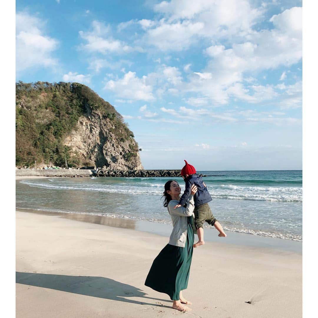 Mayuko Watanabe 渡辺真由子さんのインスタグラム写真 - (Mayuko Watanabe 渡辺真由子Instagram)「旅行に行ったあと何人もの友達に話をした下田の海『多々戸浜の白浜ビーチ』♡ なぜなら本当に忘れられないくらい真っ青の綺麗なビーチだったから😊✨ 沖縄に負けないくらい最高ランクの水質というのが納得です♡ 海好きのサーファーにはすでに有名なスポットのようです☺️ 地元の方が毎週掃除をしているみたいで、人気になりすぎて綺麗な海が汚れてしまうのは個人的に嫌ですが笑、ぜひ一度観ていただきたい美しい海でした☺️✨ まだ寒くて入れなかったですが、多々戸浜の白浜ビーチを家族で独り占め出来たの良かったですよ😆💕 #大和館#下田大和館#伊豆下 田#shimodayamatokan#shimodayamatokanhotel#あなただけの大和館#私だけの大和館#多々戸浜#ビーチ散歩#白砂ビーチ#水質最高ランク#beautifulbeach#プライベート旅行」3月31日 22時07分 - watanabe_mayuko