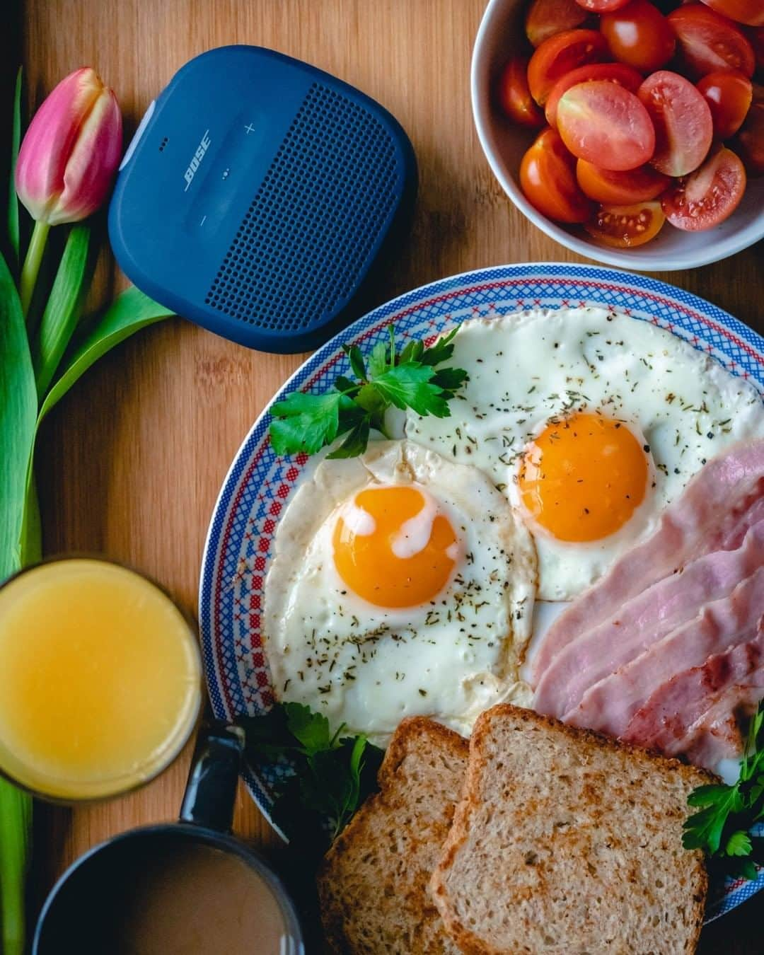 BOSEさんのインスタグラム写真 - (BOSEInstagram)「Bacon 👏 Coffee 👏 Eggs 👏 Music 👏 Now that’s what we call a #BoseBrunch! #SoundLink Micro  Tap the link in bio to turn your Sunday brunch into a #BoseBrunch. Then share your masterpiece using #BoseBrunch and #MyBose.」3月31日 22時00分 - bose