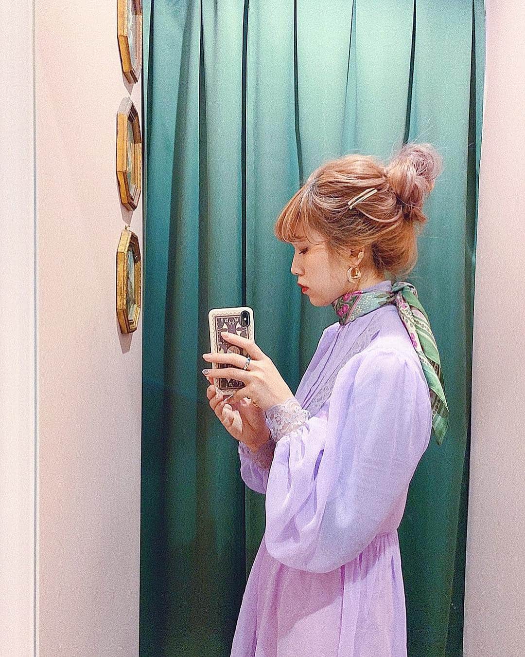 のインスタグラム：「【ご報告】﻿ ﻿ この度、vintage shop  MARTE を卒業させていただくこととなりました。﻿ ﻿ 大阪新店舗のオープニングから携わり、沢山の経験をさせていただきました。﻿ ﻿ 大阪に引っ越して来た時は新しい環境で不安だらけでした。﻿ 今こうして時間を重ねて、沢山のお客様と出逢えて、スタッフの方々と一緒に働くことができて、幸せだなあと。何より憧れのヴィンテージショップで働けたこと、これからもずっと誇りです🌹﻿ ﻿ 退職後は東京に戻るので大阪での生活も残りわずかでなんだかしんみり...﻿ 毎日より大切に過ごそう✌︎﻿ ﻿ 最終出勤は4/15です。﻿ 残りわずかですが、直接感謝の気持ちを伝えたいのでもしお時間あえばお店に遊びに来てくださいネ！﻿ ﻿ お待ちしてます💐﻿ ﻿」