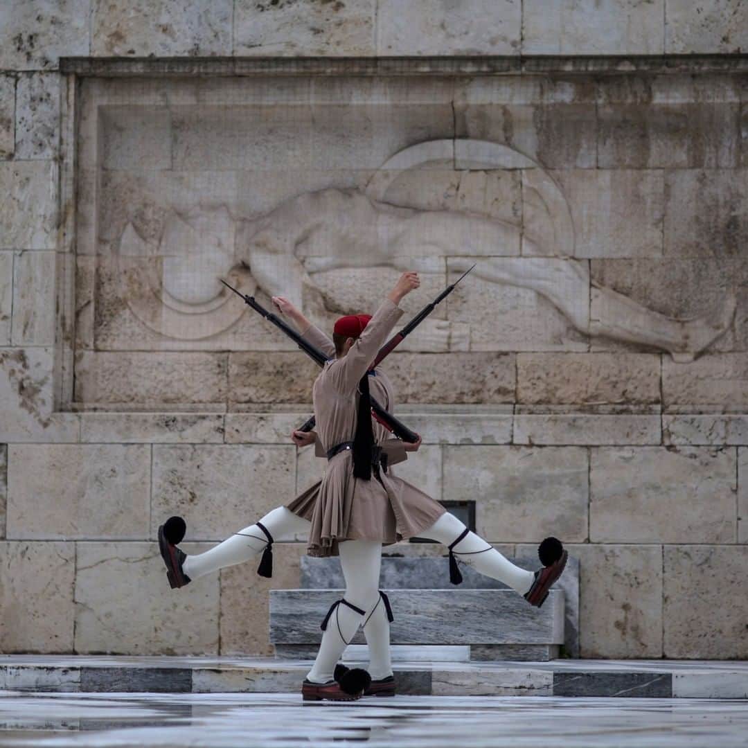 National Geographic Travelさんのインスタグラム写真 - (National Geographic TravelInstagram)「Photo by Muhammed Muheisen @mmuheisen | The Evzones, members of the Greek Presidential Guard while performing in front of the Tomb of the Unknown Soldier in Athens, Greece. For more photos and videos from different parts of the world, follow me @mmuheisen and @mmuheisenpublic #muhammedmuheisen #Athens #Greece」3月31日 22時03分 - natgeotravel