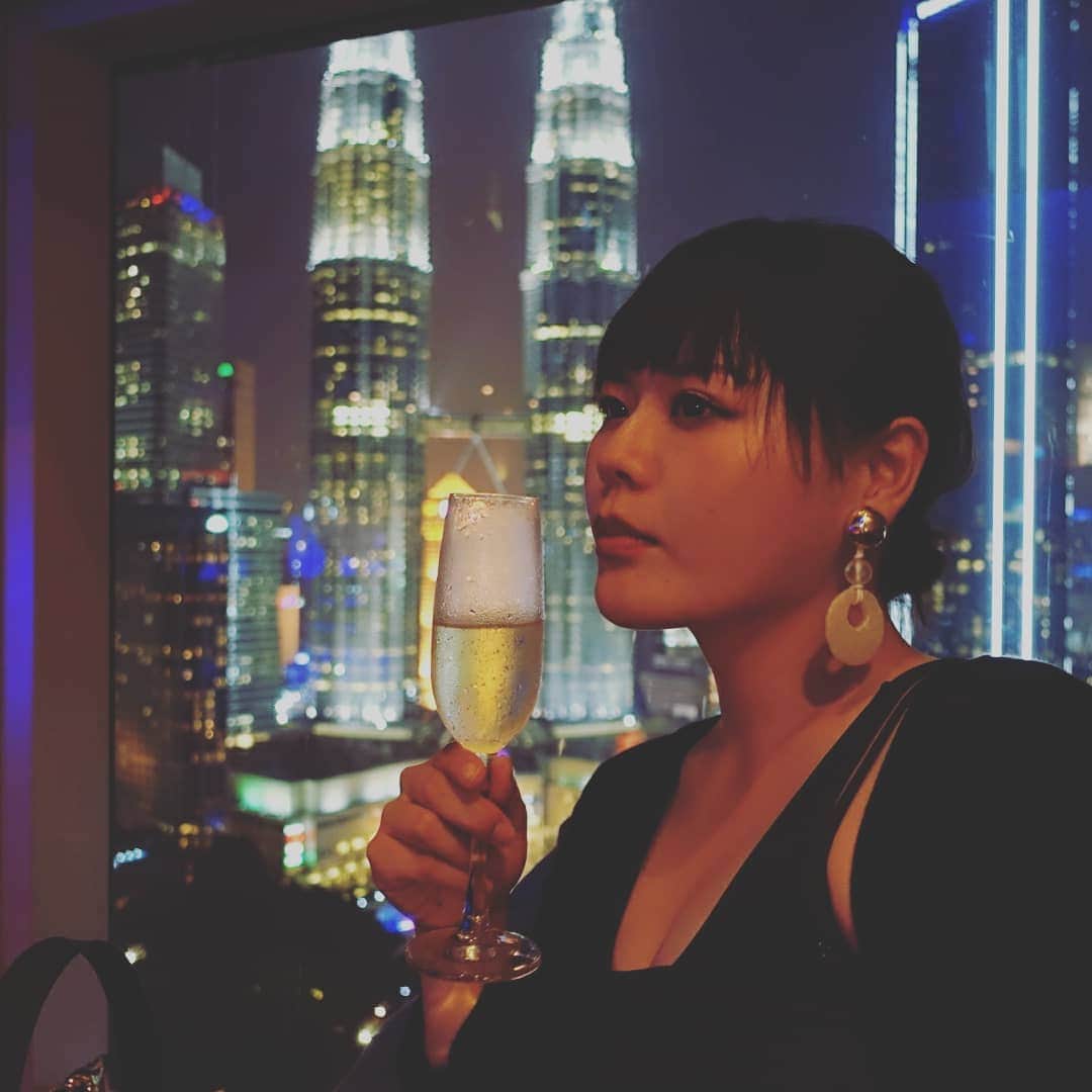 川面千晶のインスタグラム：「クアラルンプールのスカイバー #マレーシア #新婚旅行 #バブリーな写真 #見てくれ」