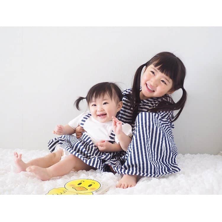 Kyooonさんのインスタグラム写真 - (KyooonInstagram)「👧👶﻿ 次女、後ろは伸びないのに横の毛だけ長いからツインテールできた😂♡﻿3枚目ふたりとも変な顔😕 ﻿ ブルーストライプのリンクコーデは @branshes﻿ 姉のは大きめにしたらロングワンピ風になってかわいかった✨このリンクコーデで海行きたいな～🏖﻿ ﻿ ﻿ ﻿ 長女、今日は習い事の発表会✨朝足を怪我してしまうというアクシデントがあって、もう出れないかと思ったけどなんとか踏ん張れた😭✨本当に本当に本当にかっこよかった！！﻿ 夏から始めた習い事。向いているか？と言われたらイメージは違うかもしれないけど、本人が楽しそうだから私も嬉しい♡好きこそ物の上手なれ💪2人とも好きなことや楽しいこと、なんでもいいから見つけて欲しい✨全力で応援する✨﻿ ﻿ ﻿ @majicalslender_lve 家でも履き続けてます！﻿ それにしても2人の写真撮るの難しいなぁ😂次女がすぐ脱走する🏃﻿ #姉妹#4歳#4歳10ヶ月#0歳#生後9ヶ月#リンクコーデ#姉妹コーデ」3月31日 22時05分 - fancykyon