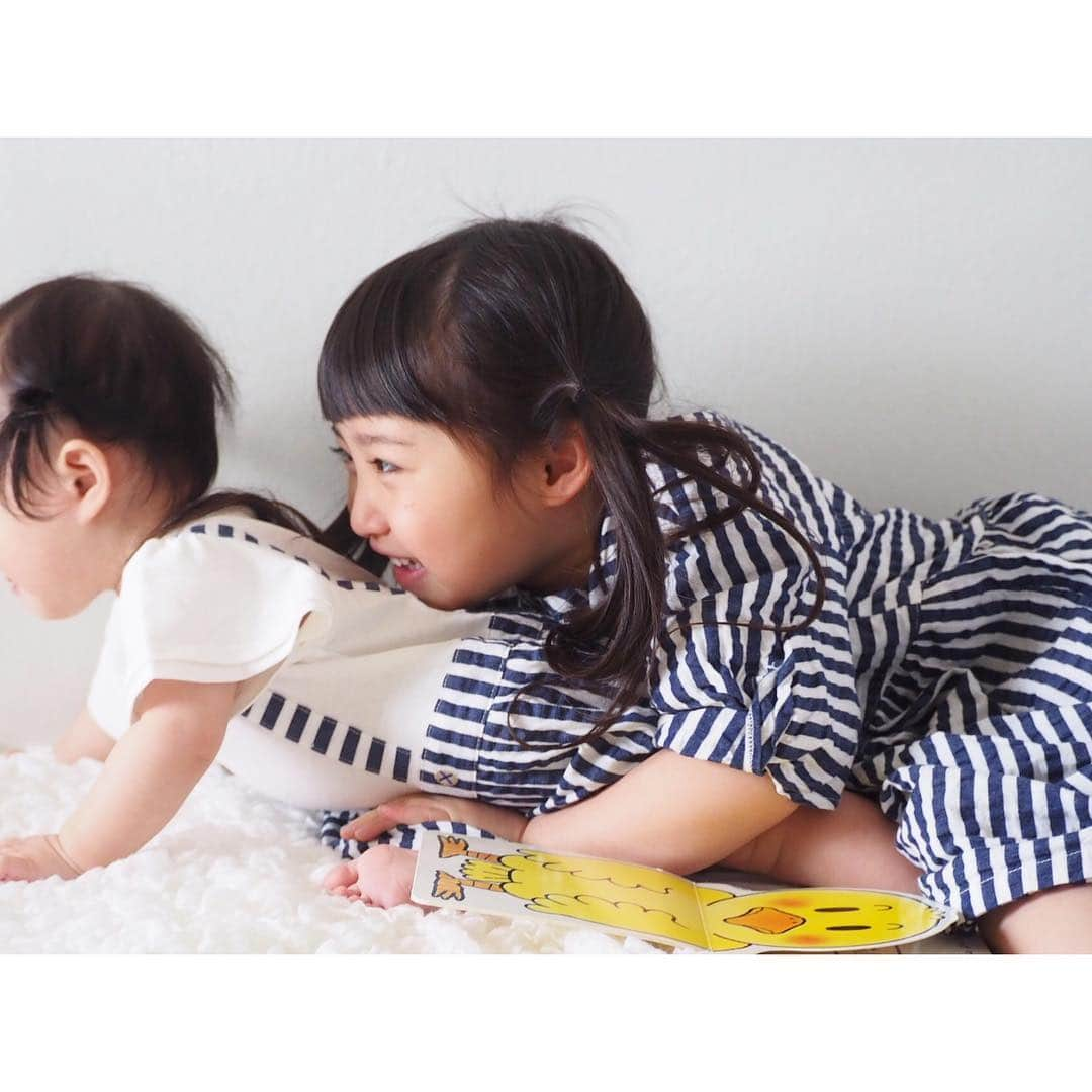 Kyooonさんのインスタグラム写真 - (KyooonInstagram)「👧👶﻿ 次女、後ろは伸びないのに横の毛だけ長いからツインテールできた😂♡﻿3枚目ふたりとも変な顔😕 ﻿ ブルーストライプのリンクコーデは @branshes﻿ 姉のは大きめにしたらロングワンピ風になってかわいかった✨このリンクコーデで海行きたいな～🏖﻿ ﻿ ﻿ ﻿ 長女、今日は習い事の発表会✨朝足を怪我してしまうというアクシデントがあって、もう出れないかと思ったけどなんとか踏ん張れた😭✨本当に本当に本当にかっこよかった！！﻿ 夏から始めた習い事。向いているか？と言われたらイメージは違うかもしれないけど、本人が楽しそうだから私も嬉しい♡好きこそ物の上手なれ💪2人とも好きなことや楽しいこと、なんでもいいから見つけて欲しい✨全力で応援する✨﻿ ﻿ ﻿ @majicalslender_lve 家でも履き続けてます！﻿ それにしても2人の写真撮るの難しいなぁ😂次女がすぐ脱走する🏃﻿ #姉妹#4歳#4歳10ヶ月#0歳#生後9ヶ月#リンクコーデ#姉妹コーデ」3月31日 22時05分 - fancykyon