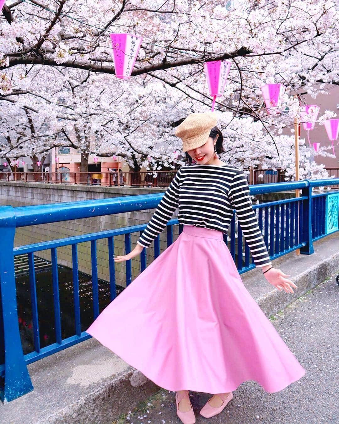 中島奈津希さんのインスタグラム写真 - (中島奈津希Instagram)「🌸🌸🌸﻿ ﻿ ﻿ ﻿ ﻿ ﻿ なんだかんだ毎年見に行く#目黒川の桜 🌸﻿ ﻿ 今回タイミングよく﻿ 満開だったの🥺💭🌸💕🌸💕🌸﻿ ﻿ ﻿ ﻿ ﻿ ﻿ 桜を意識してピンクスカートに﻿ #シスコン (@sistercomplexx_official )の﻿ バレリーナシューズを合わせたよ🕺🏻💗﻿ ﻿ ピンク×ピンクでも﻿ 嫌味っぽくなく出来るのが好き💗﻿ ﻿ ﻿ ﻿ ﻿ ﻿ ﻿ ﻿ ﻿ そ！し！て！﻿ 半分諦めた#スターバックスリザーブロースタリー ☕️﻿ ﻿ ﻿ ﻿ 整理券を貰って待ち人数を携帯でチェック出来るから﻿ ほぼ待たずに入れたよ🎟👍💗💗💗﻿ ﻿ めちゃくちゃ良かったから﻿ それについてもまた書こう❤︎﻿ ﻿ もう、行った子いるのかな☺️💗？﻿ ﻿ ☁️☁️☁️☁️☁️☁️☁️☁️☁️☁️☁️☁️☁️☁️☁️☁️﻿ #sistercomplexx ﻿ #シスターコンプレックス ﻿ #おなつコーデ」3月31日 22時12分 - nakajima_natsuki