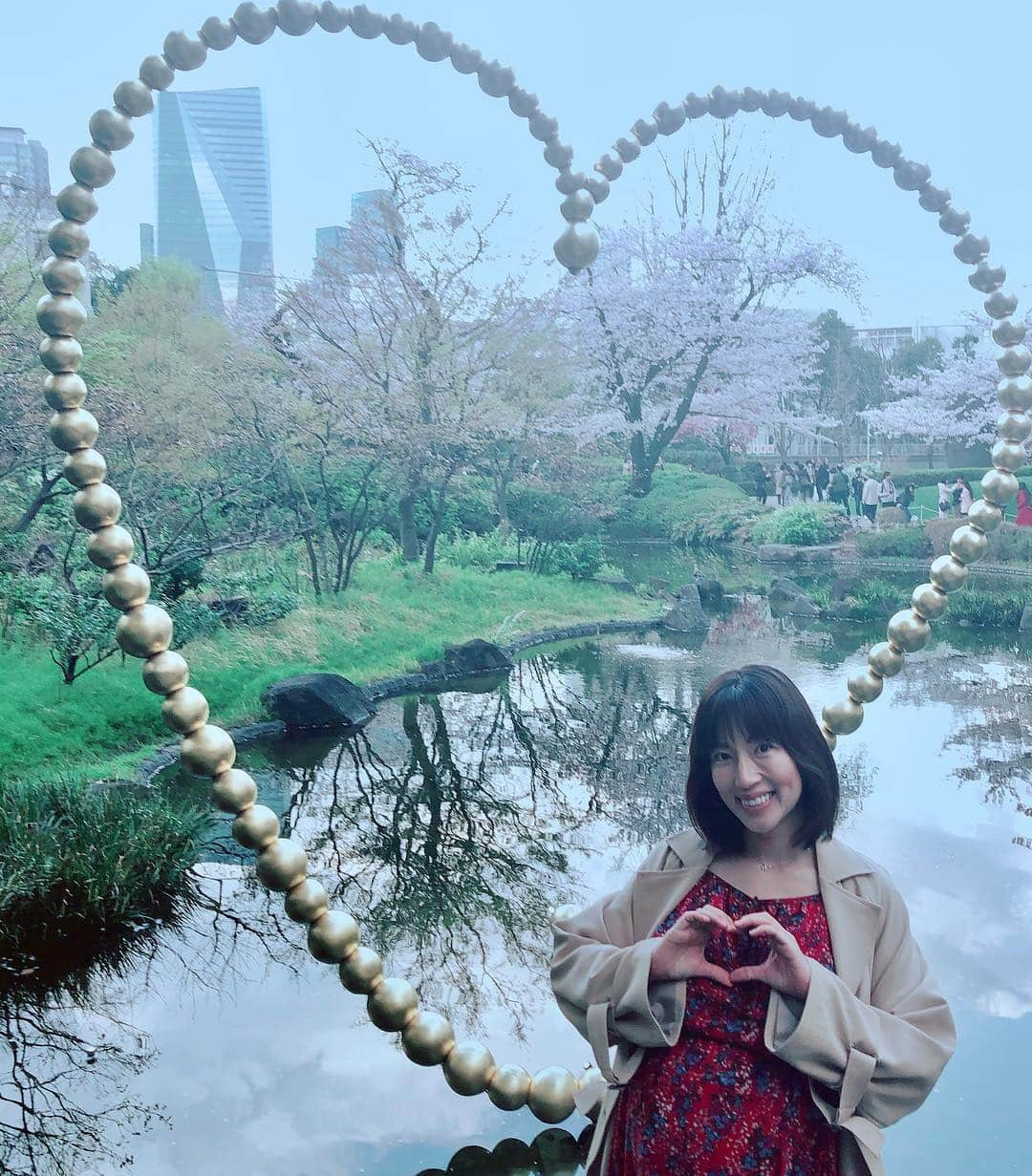 庄司ゆうこさんのインスタグラム写真 - (庄司ゆうこInstagram)「今日のお散歩コースは六本木ヒルズの森庭園へ🤗買い物したり結構ウロウロしましたが、6000歩しかいきませんでした😂そのあとはガッツリお肉！！笑 焼き肉を食べると陣痛が早まるというジンクスがあるから行ってみた😂笑 赤身肉が最高に美味しかったけど、最後のプリン味のかき氷がめちゃくちゃ美味しかったなぁー💕最後の写真は、満腹すぎてお腹はち切れそーっていうショット。笑笑 #六本木ヒルズ#毛利庭園#テレビ朝日#マタニティウォーキング#にくがとう六本木ヒルズ店#赤身肉#焼き肉#お肉#肉食女子#好きな焼き肉屋さん#ベスト3#に入った#旦那さん#写真撮るの上手#になった#笑#妊婦#臨月#妊娠38週#アクティブ妊婦#平成最後のお花見」3月31日 22時14分 - yuko.shoji