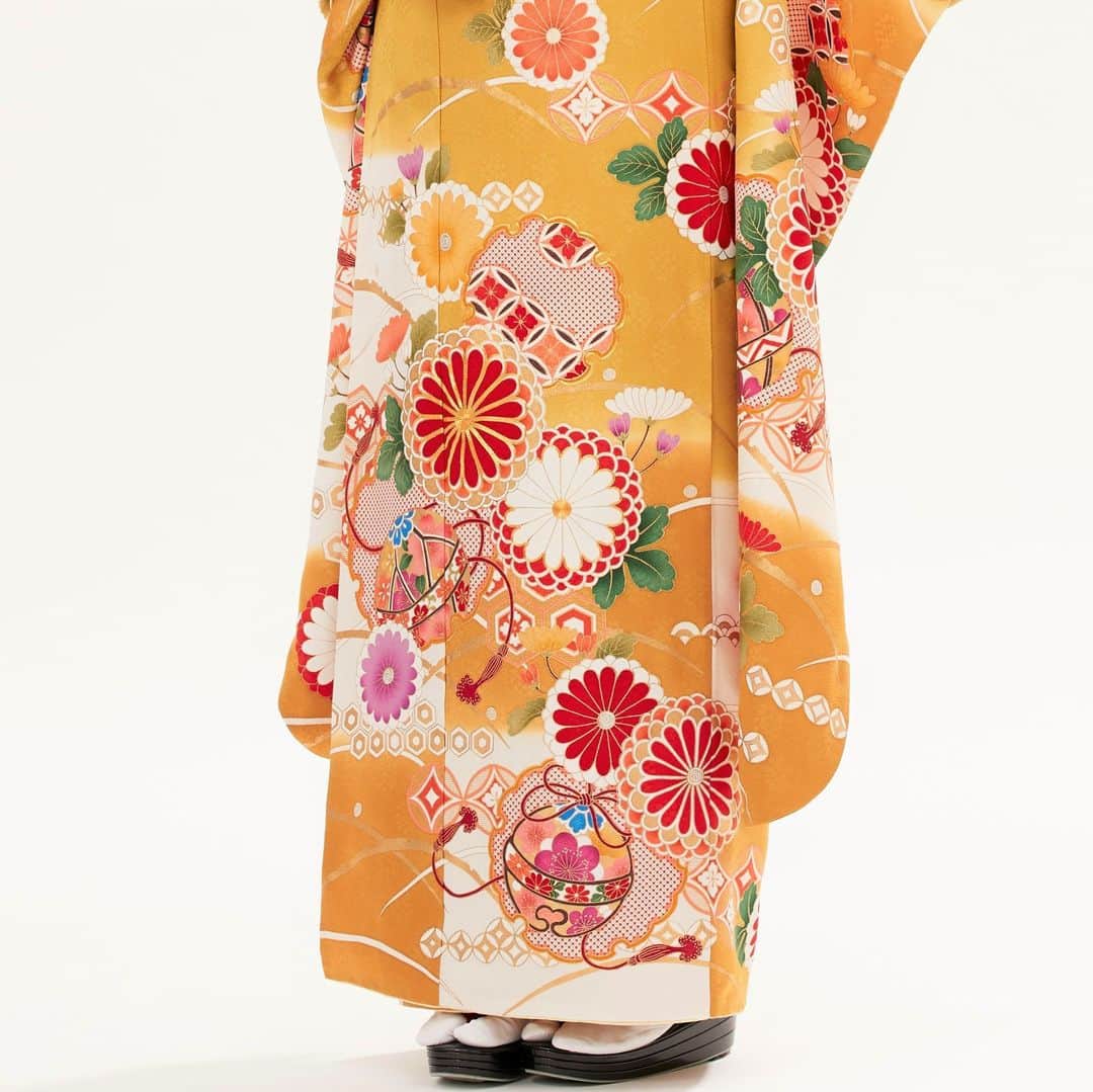 京都きもの友禅【公式】さんのインスタグラム写真 - (京都きもの友禅【公式】Instagram)「丸みを帯びた菊やてまり柄がポップでレトロな雰囲気のある一着。 みんなと被らない個性的な振袖で差をつけちゃえ♡ . @kimono_yuzenで振袖コーディネートをcheck♪ . #京都きもの友禅 #ハタチは一生もの #振袖 #furisode #振袖レンタル #成人式振袖 #はたち #ハタチ #成人式  #成人式前撮り #振袖前撮り #振袖コーディネート #振袖コーデ #振袖ヘアメイク #成人式髪型 #キモノ#kimono #着物好き #ふりそでーしょん #振袖ヘアメイク #黄色振袖  #大正ロマン #レトロ #レトロモダン #紺振袖 #松川菜々花」3月31日 22時20分 - kimono_yuzen